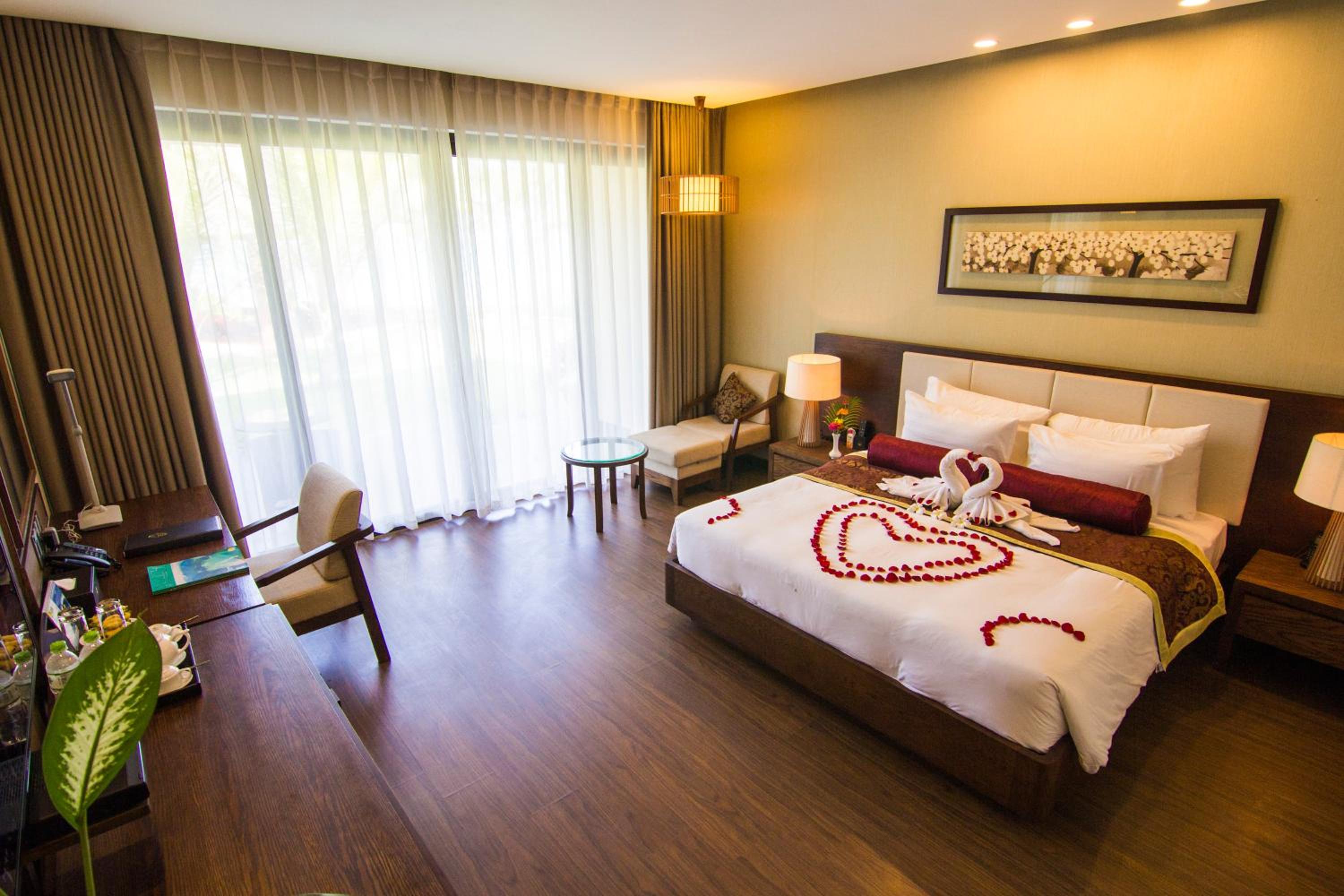 Huong Phong Ho Coc Beach Resort