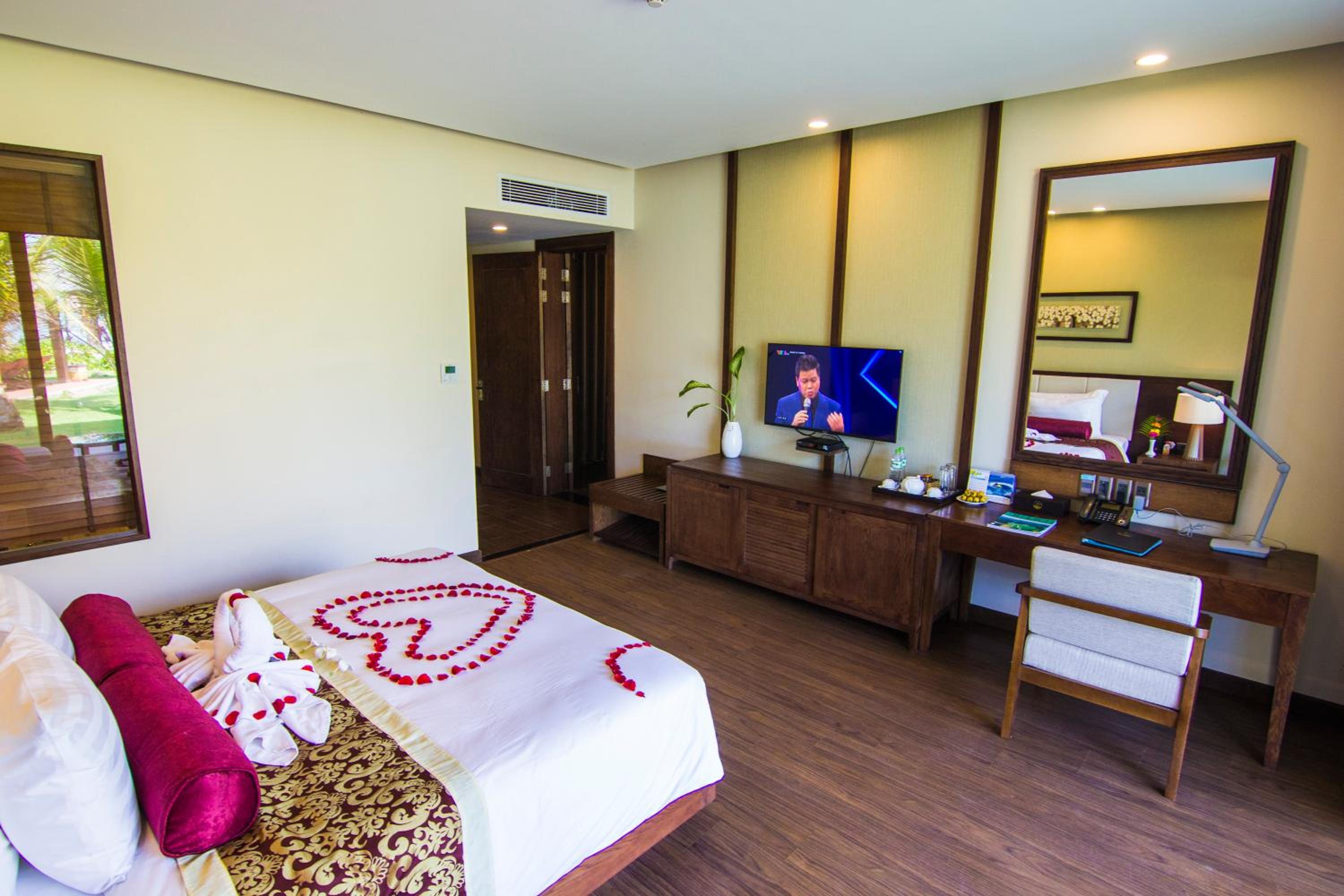 Huong Phong Ho Coc Beach Resort