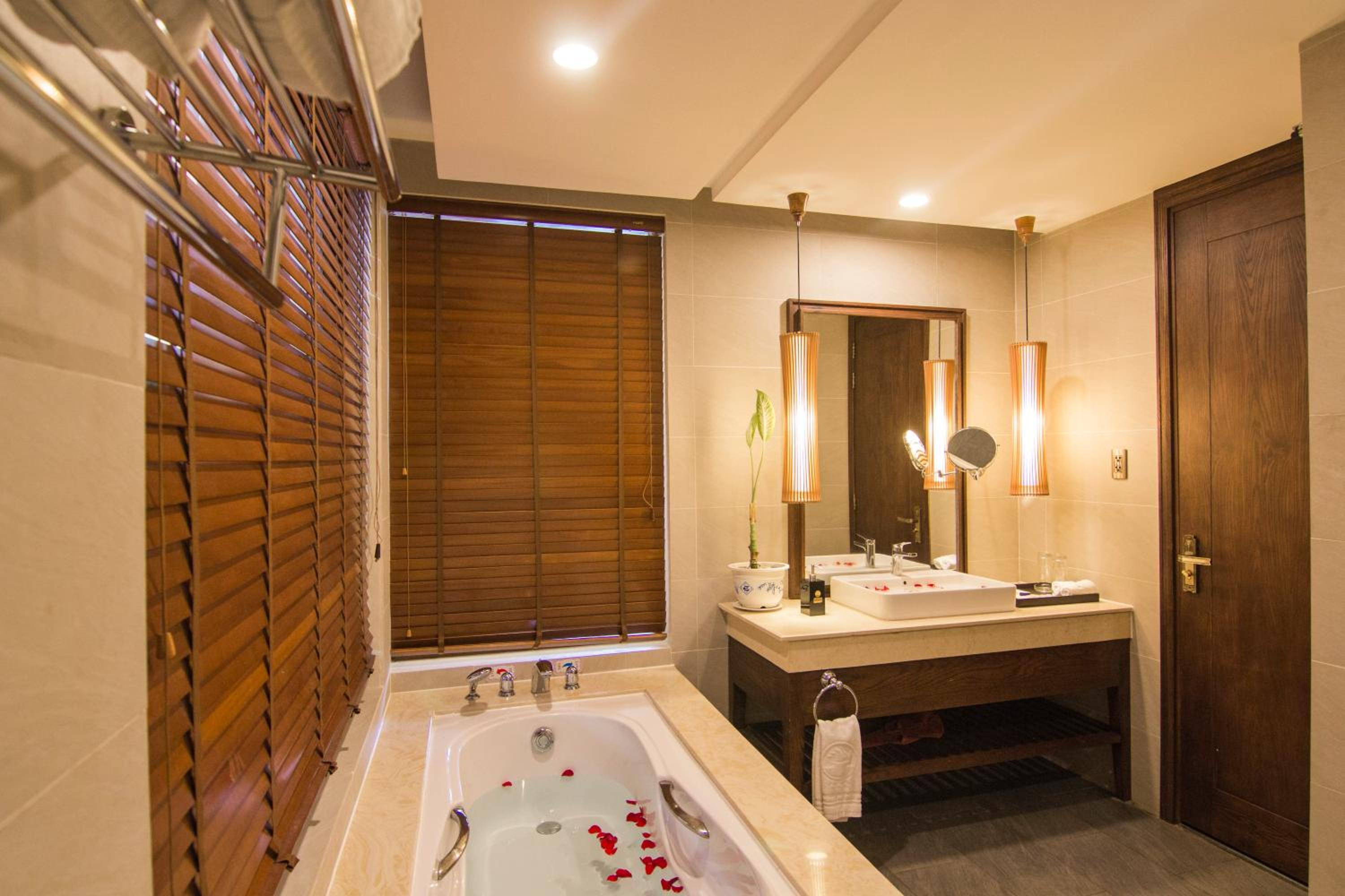 Huong Phong Ho Coc Beach Resort