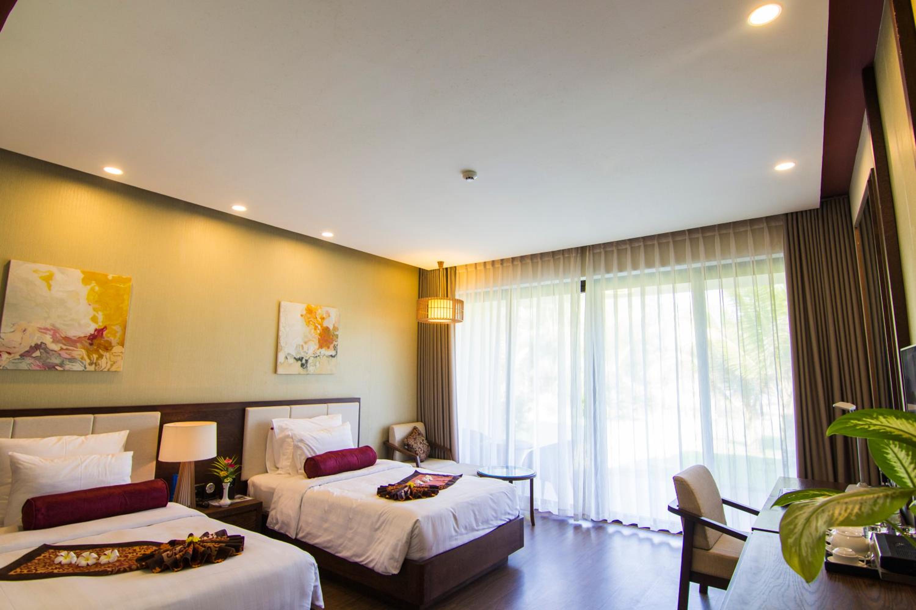 Huong Phong Ho Coc Beach Resort