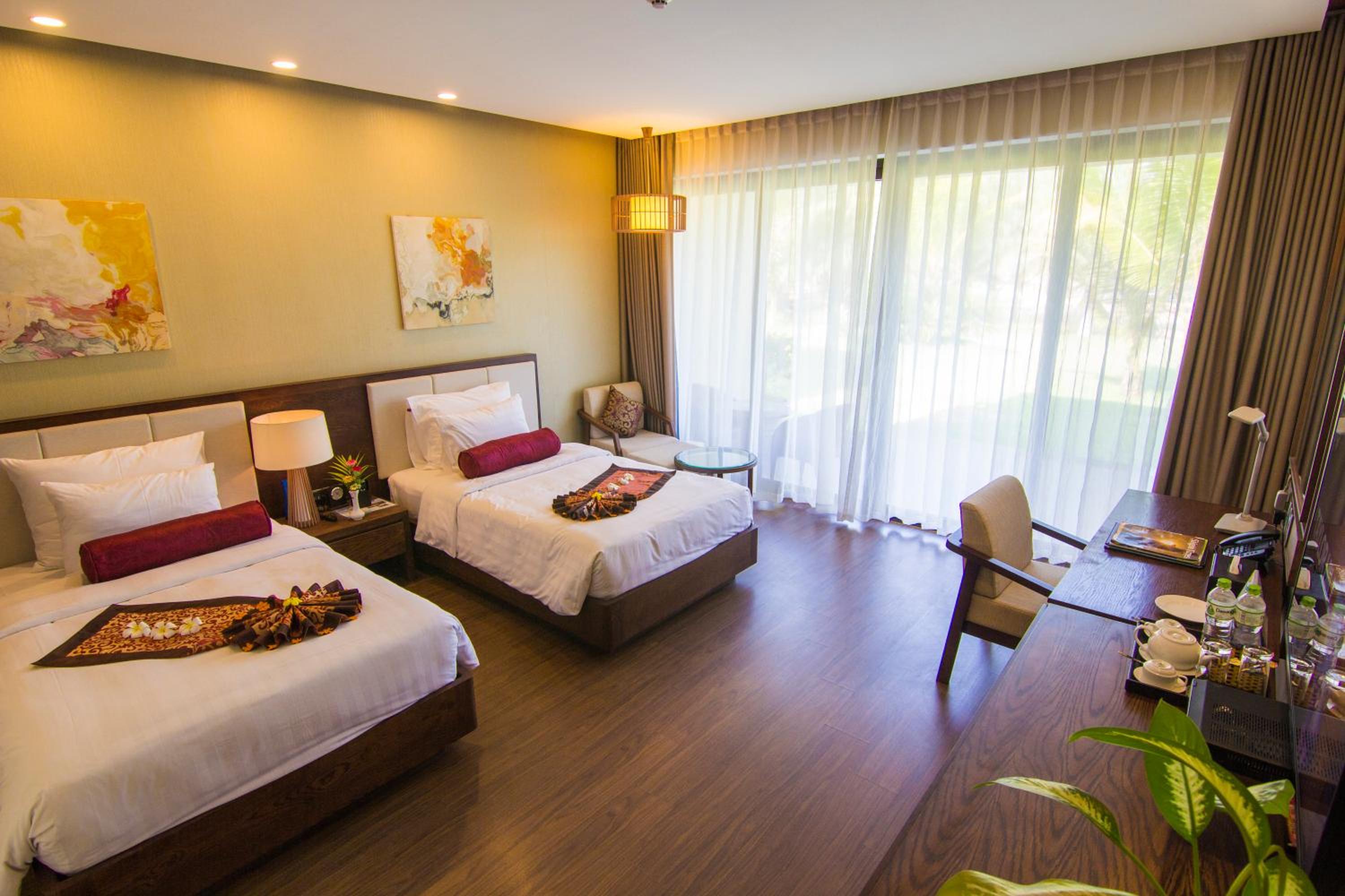 Huong Phong Ho Coc Beach Resort