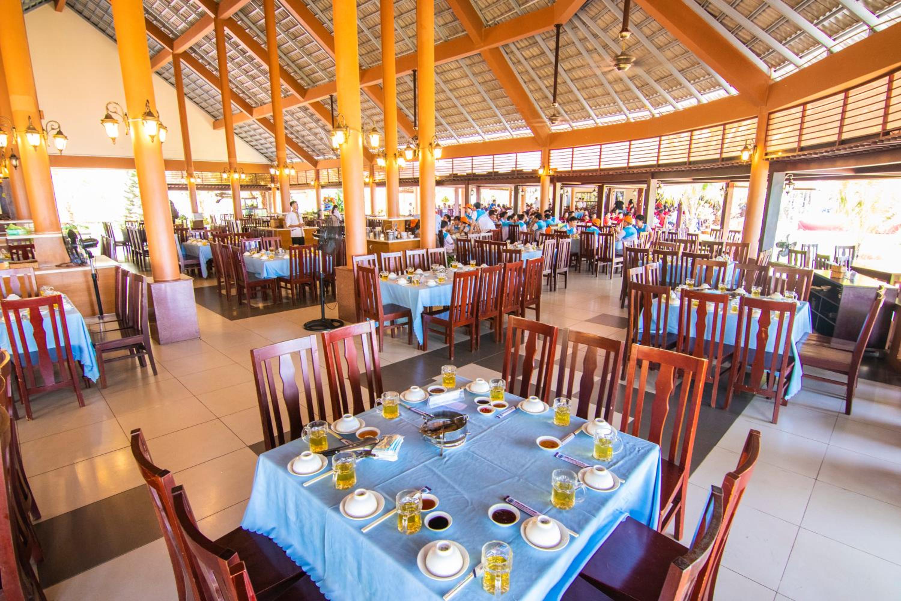 Huong Phong Ho Coc Beach Resort