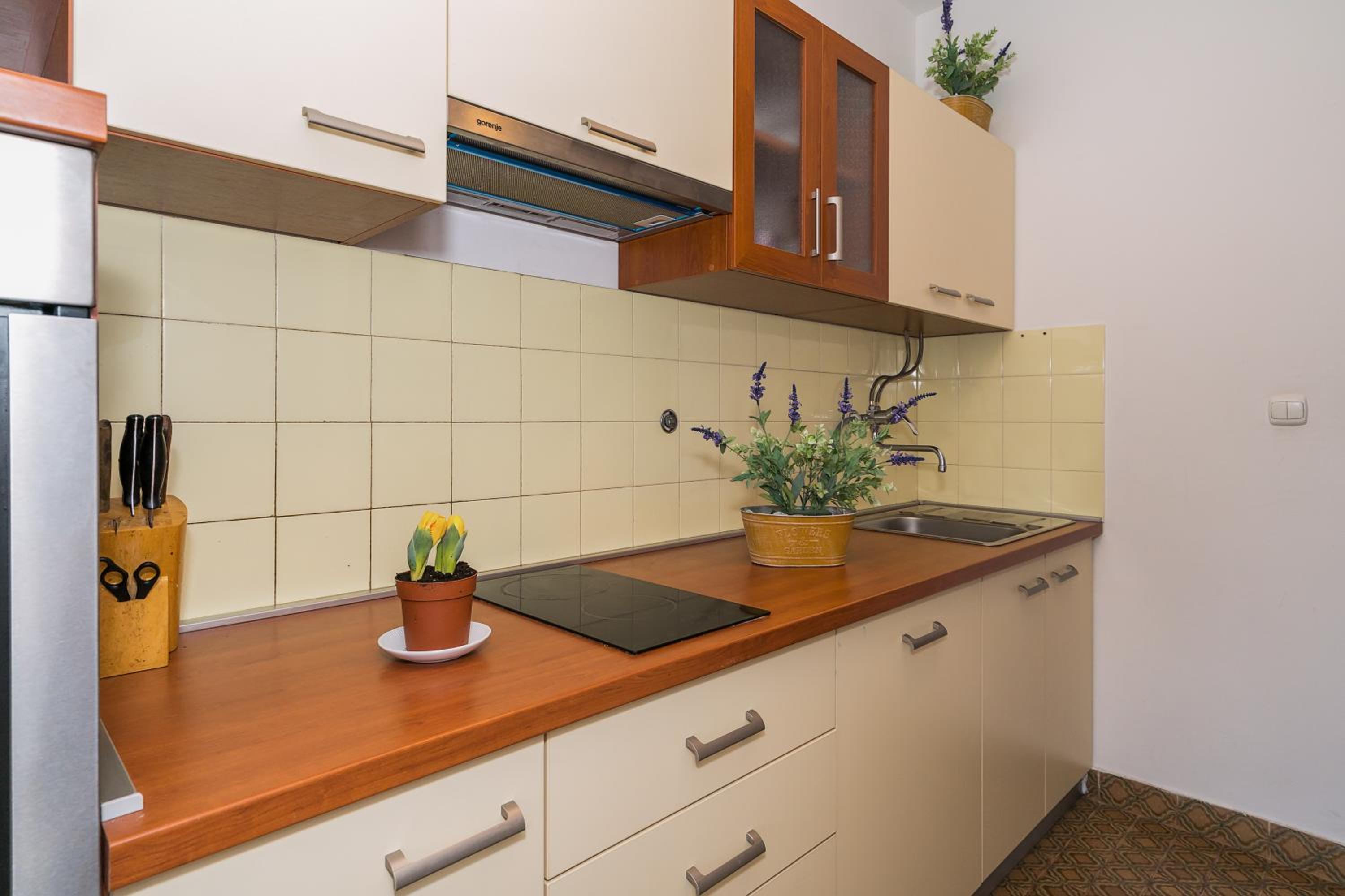 2 bedroom apartment/parking/market view 3