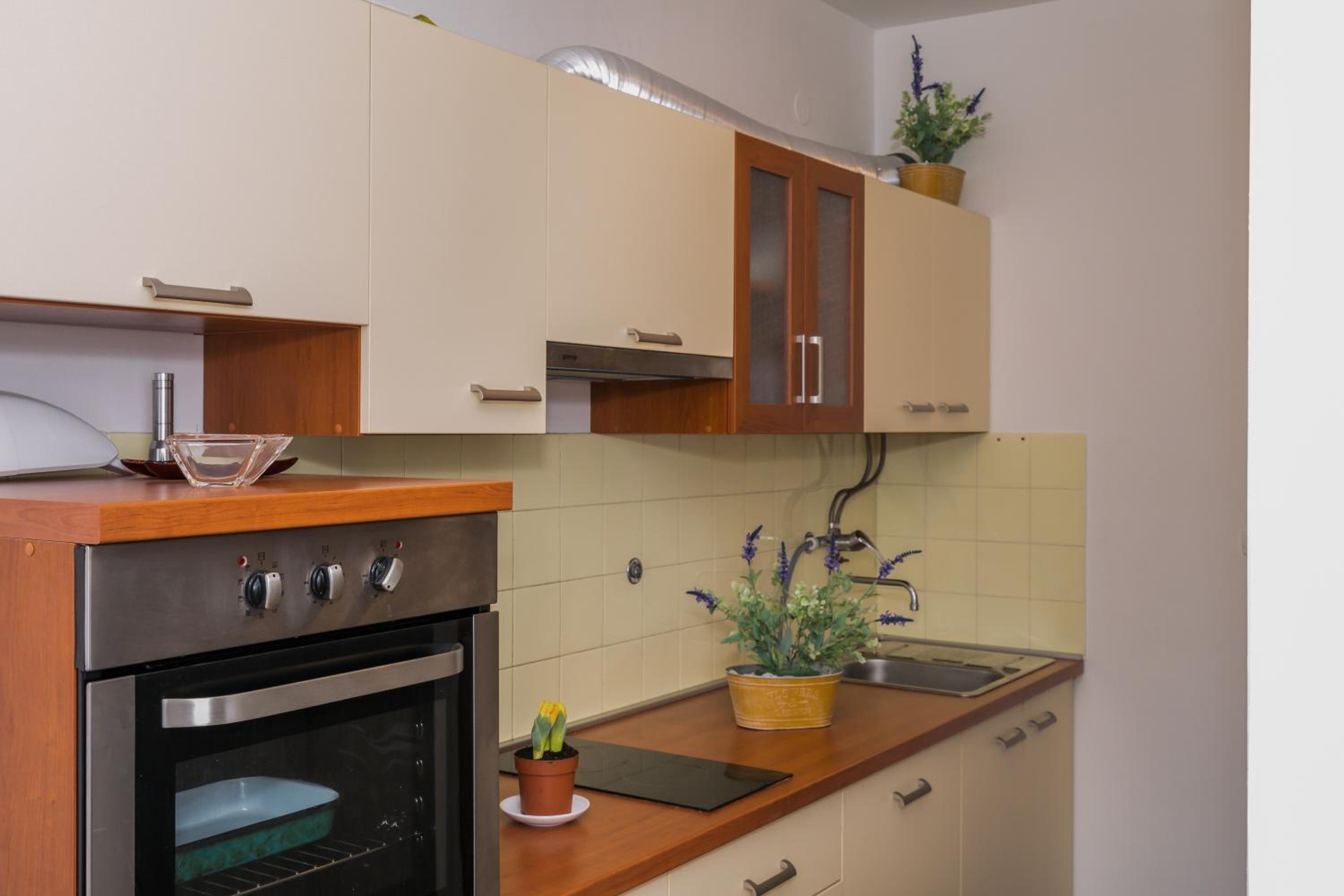2 bedroom apartment/parking/market view 4