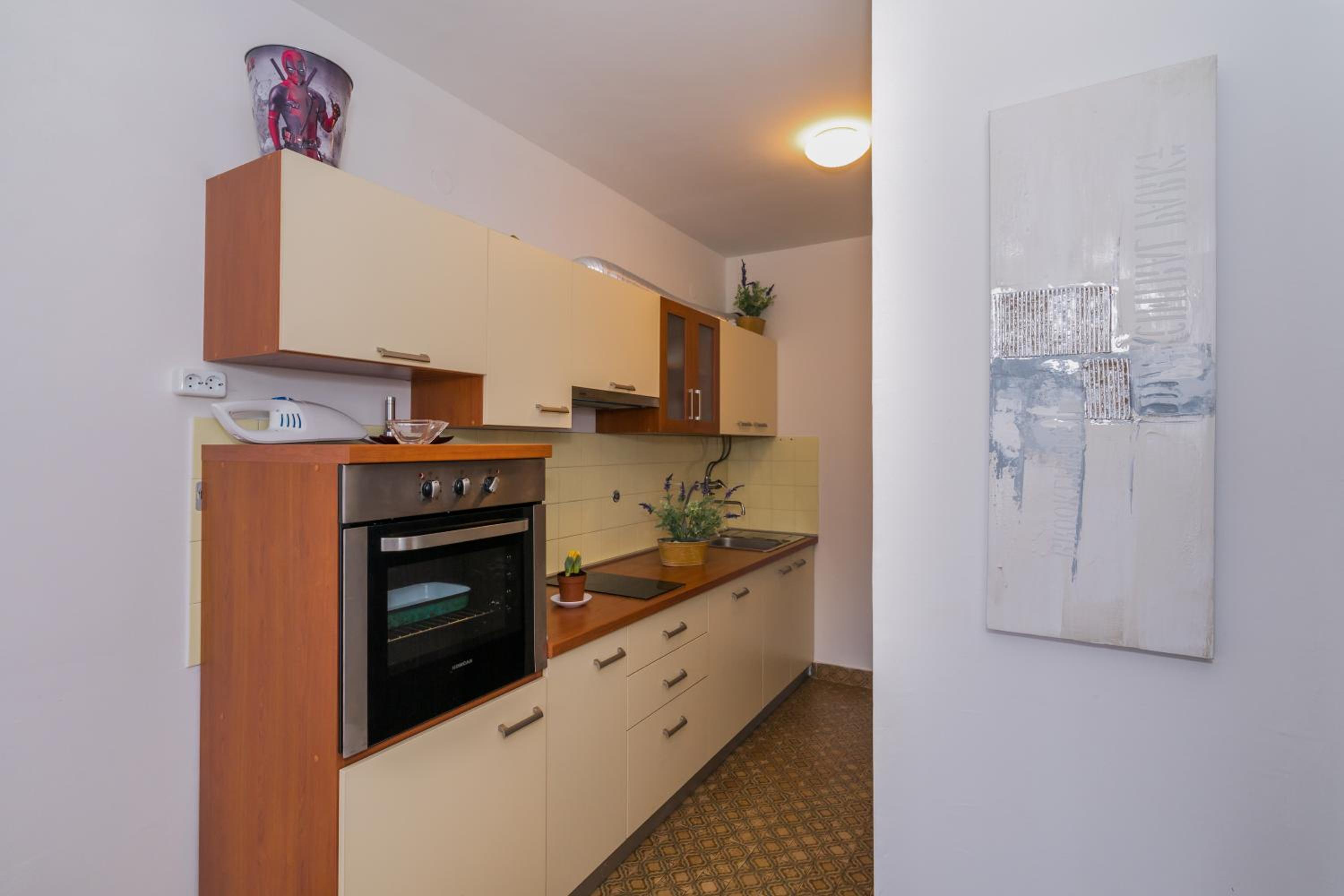 2 bedroom apartment/parking/market view 2