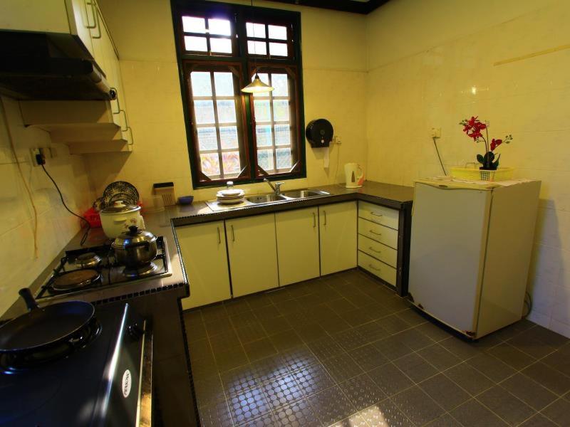 SIX VILLA INN