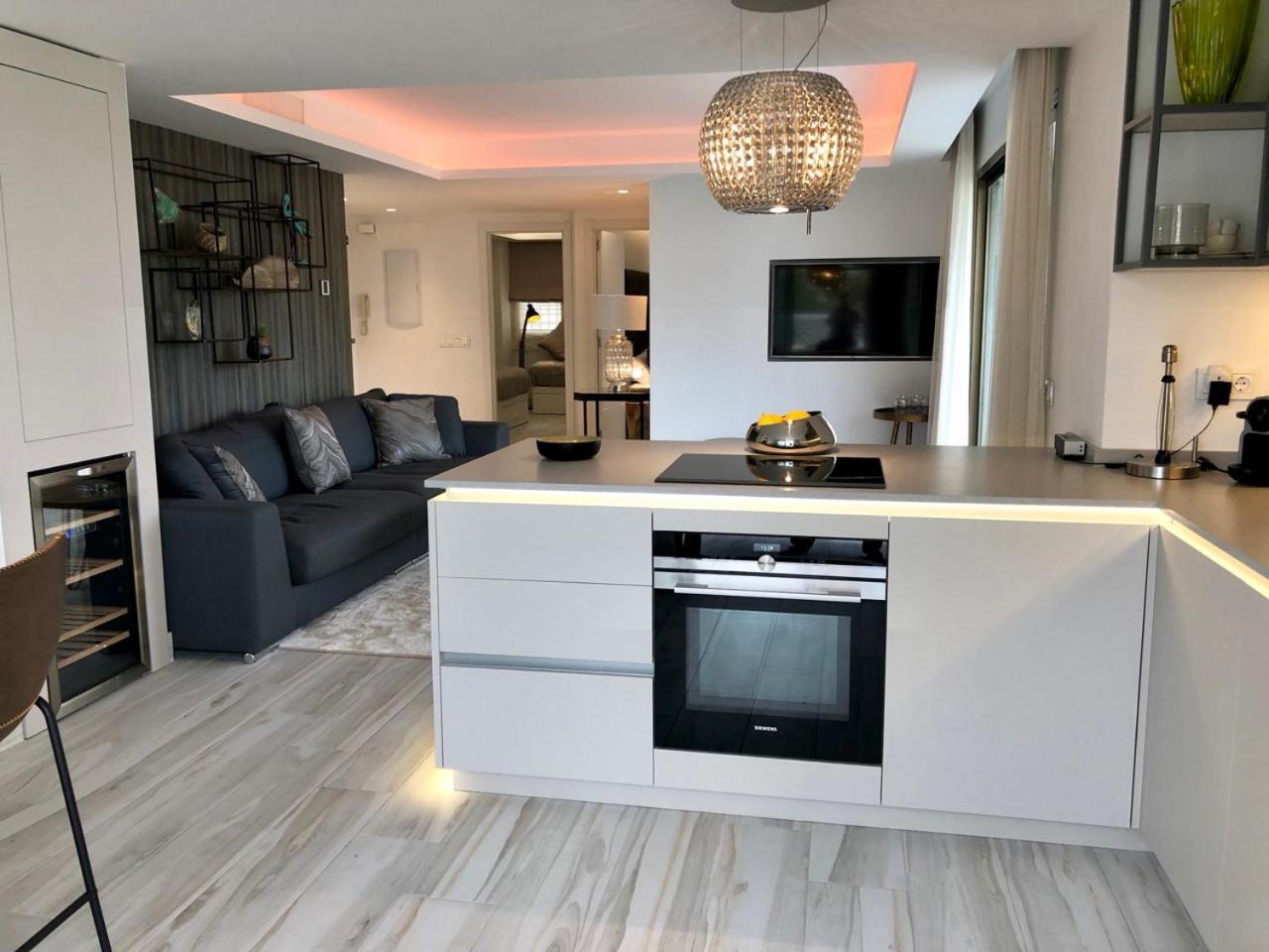 Hotel Luxury apartment in La Isla, walking distance to Puerto Banus - Image 1