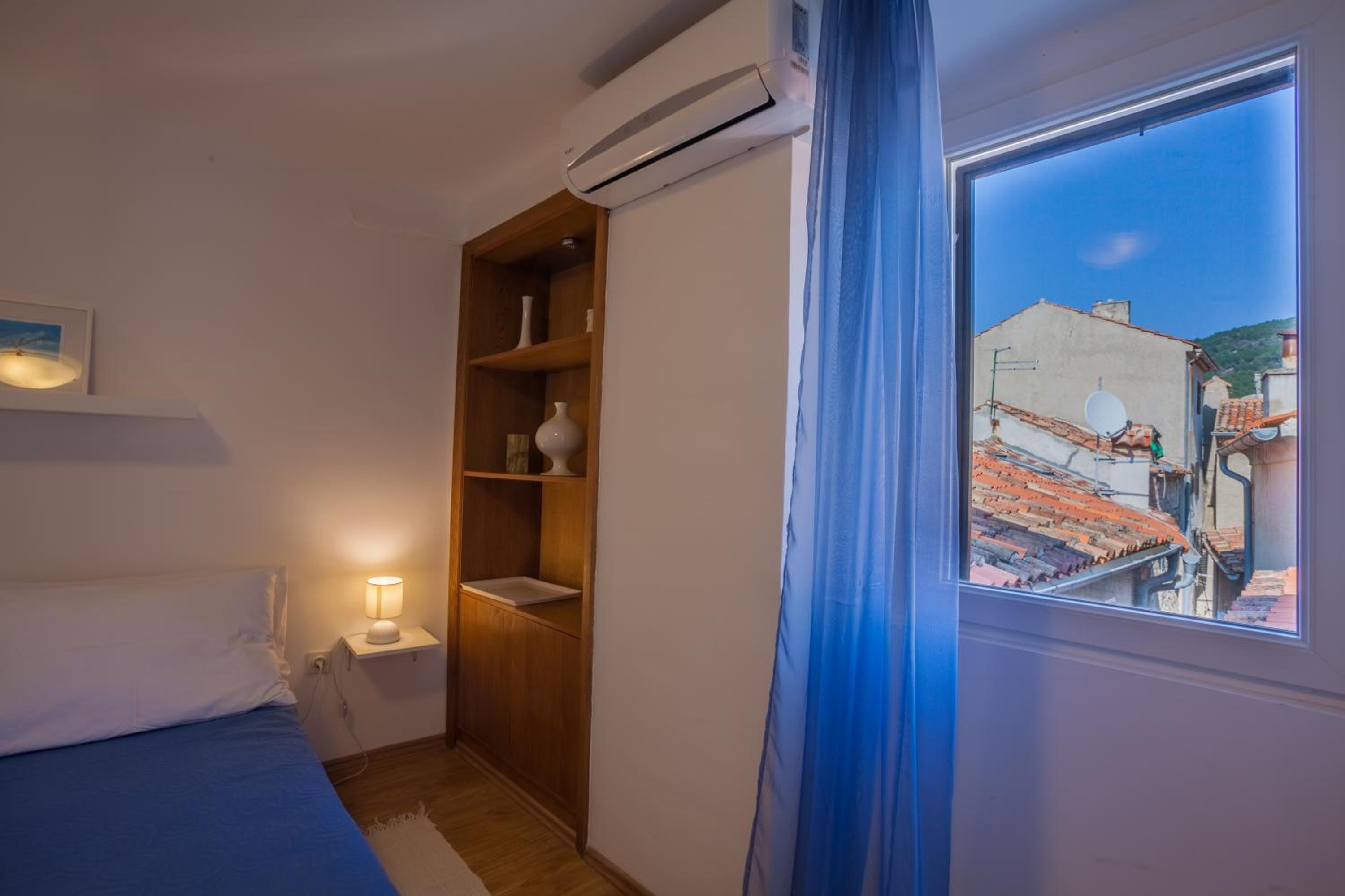 Room M view 3