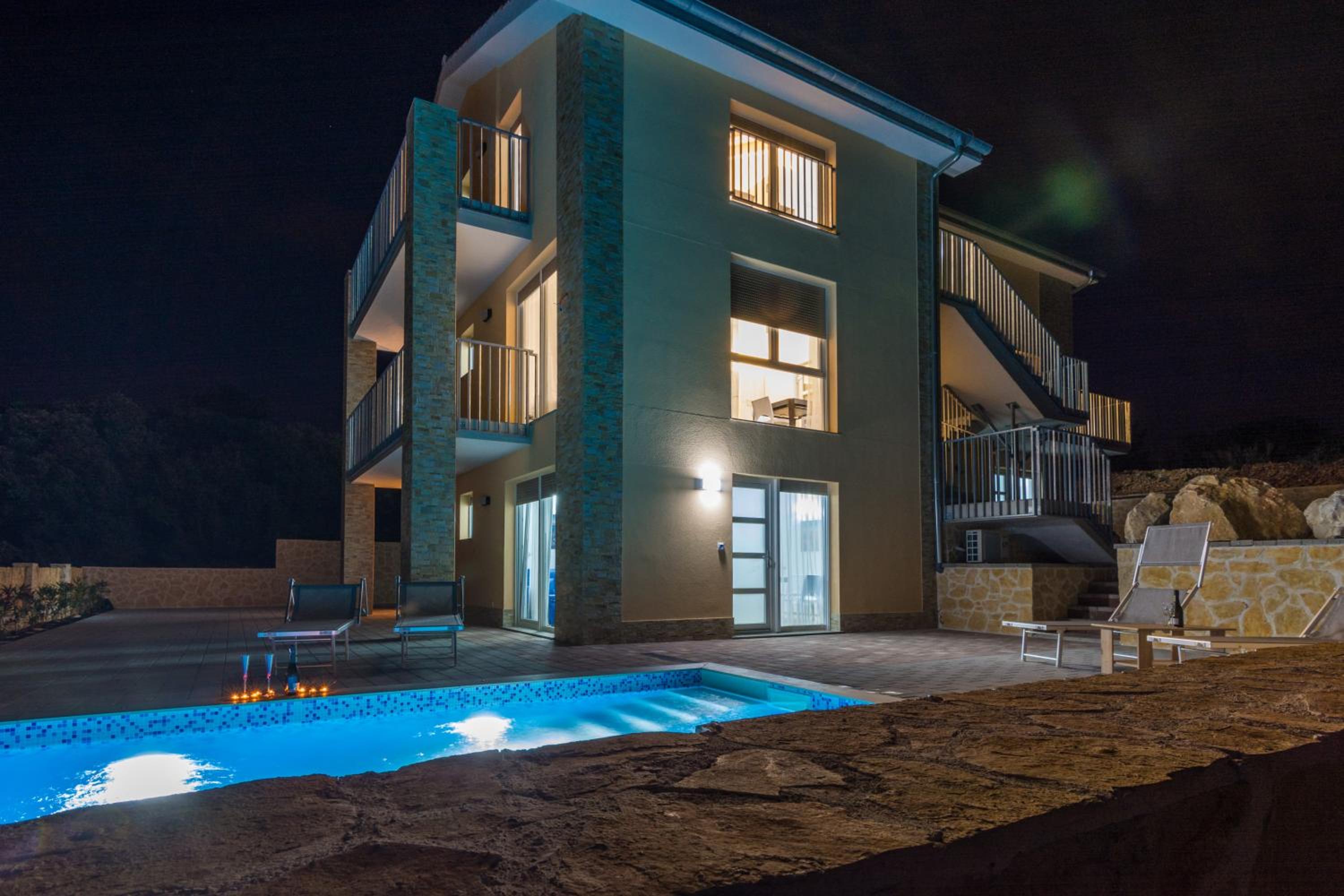 Fabulous house B with outdoor pool view 2