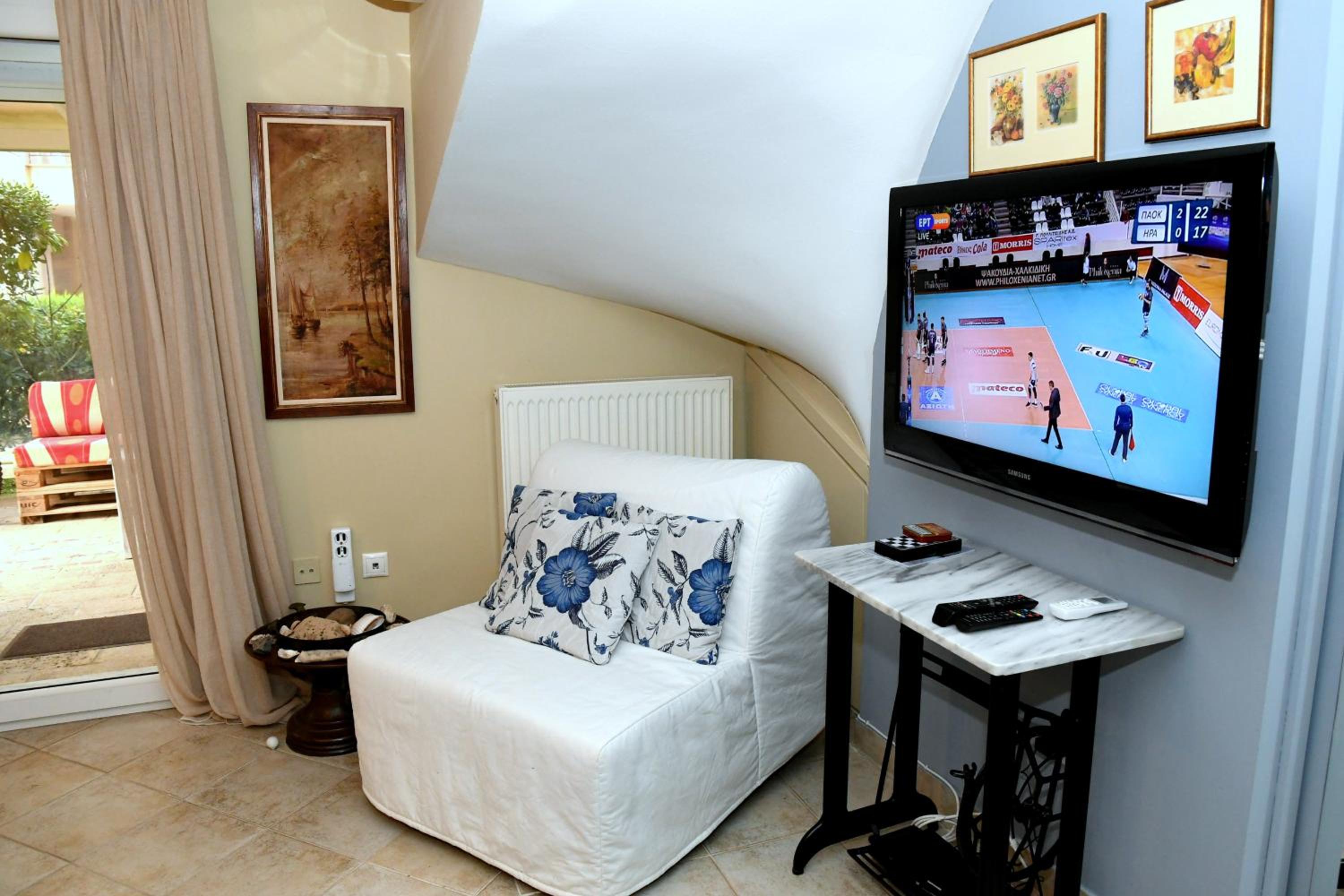 Studio on the Beach with Private Garden photo 2