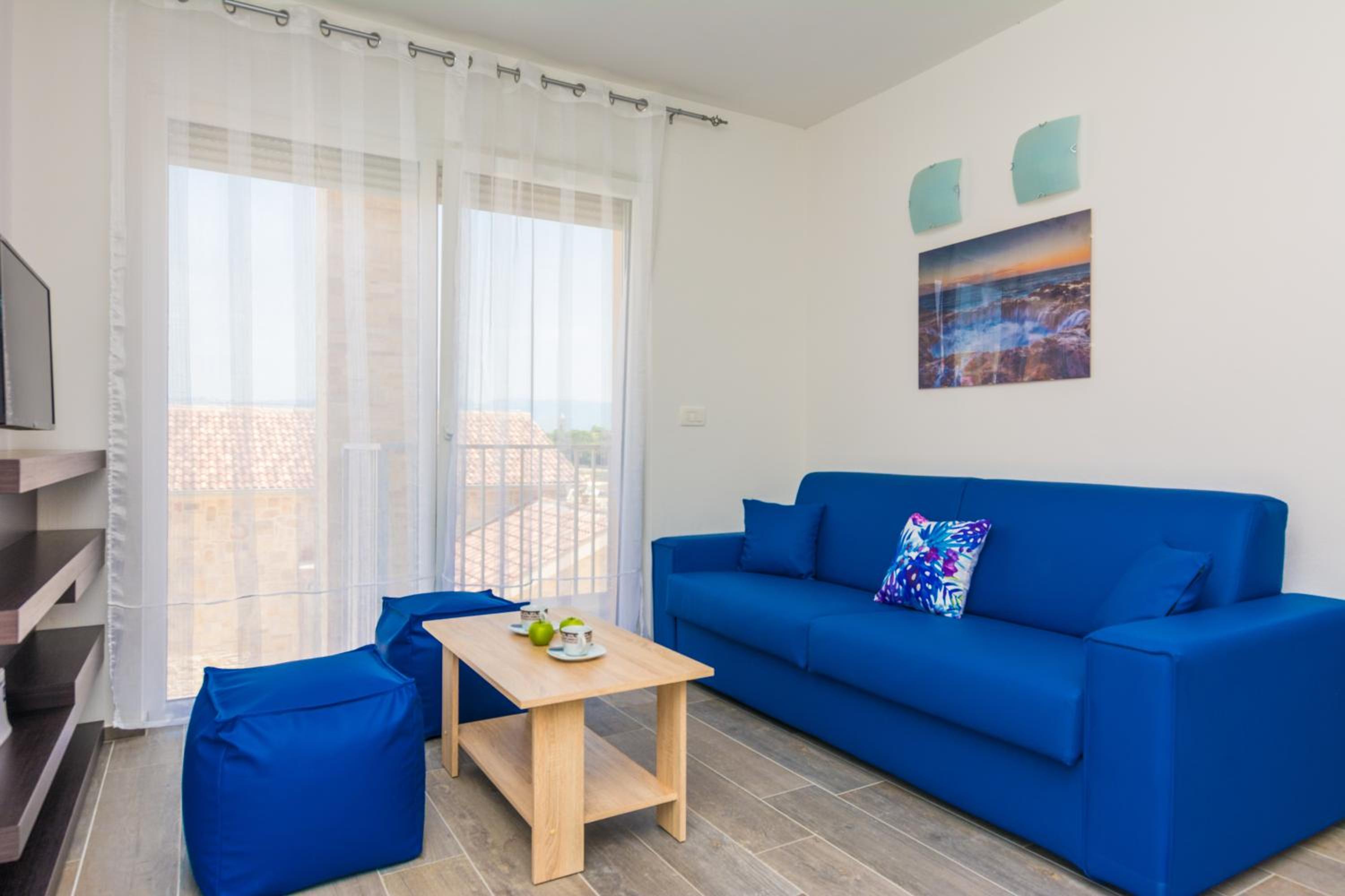 Fabulous house B with outdoor pool view 4
