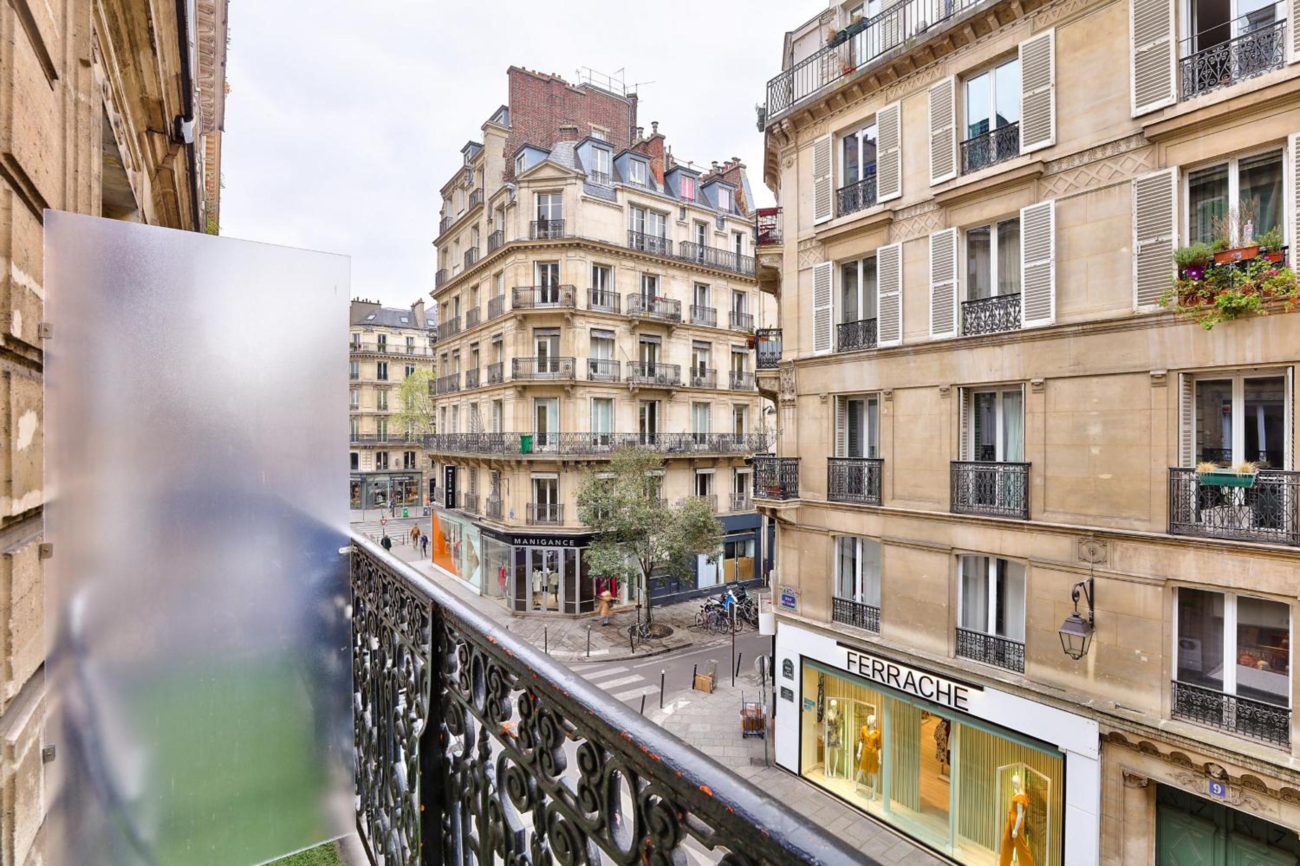 23 - Pretty Parisian Flat in Montorgueil