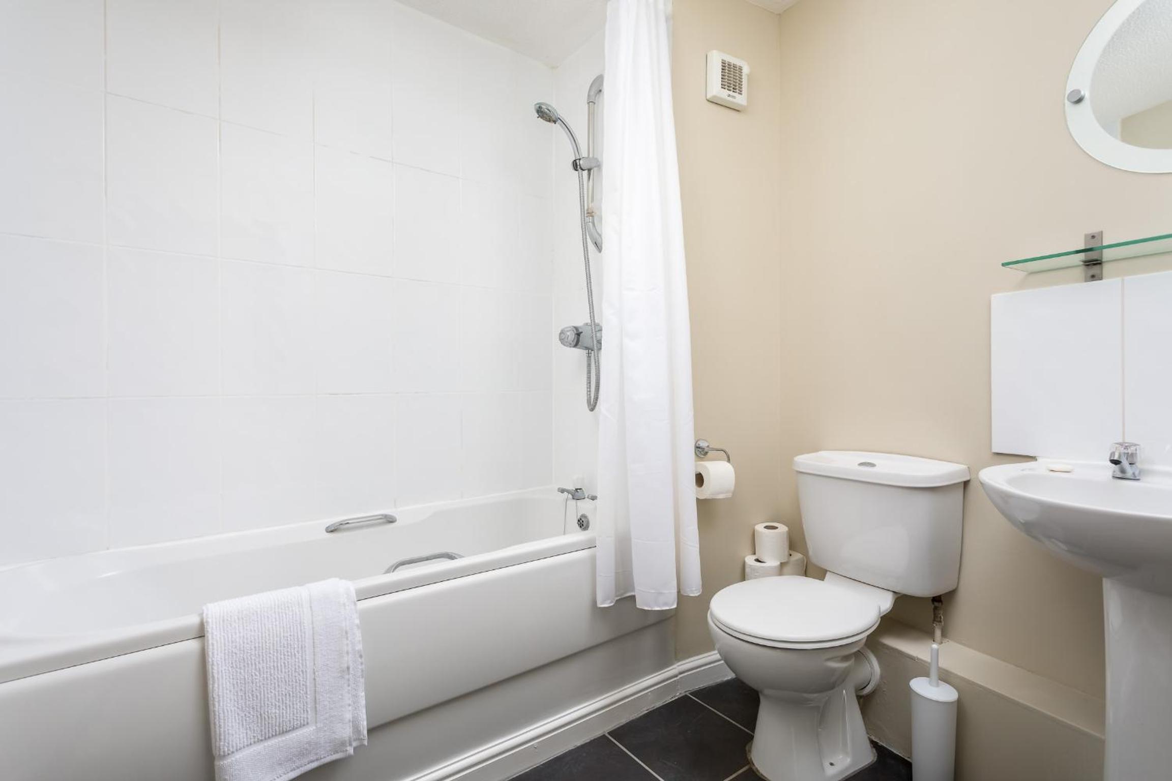Lloyd Close Cheltenham - Close to Town Centre & GCHQ
