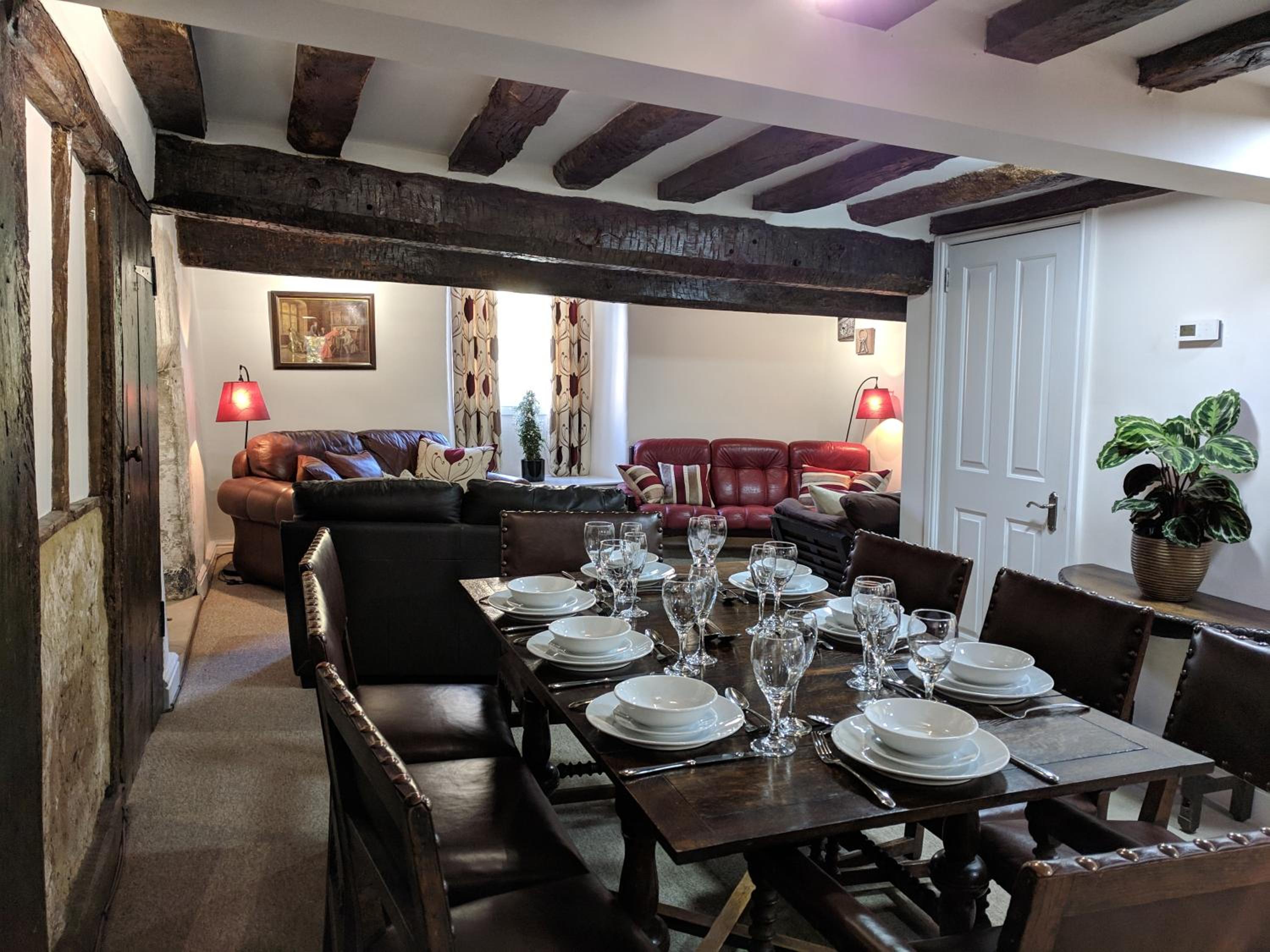 Stroud Vacations - Cotswolds Valleys Accommodation - Medieval Hall - Exclusive use character three bedroom holiday apartment - Property Image 2