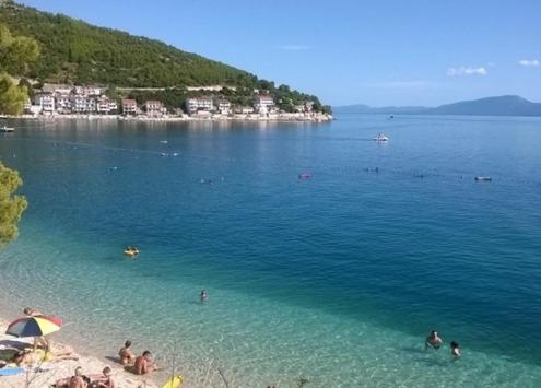 Drvenik, Apartman 1m from sea