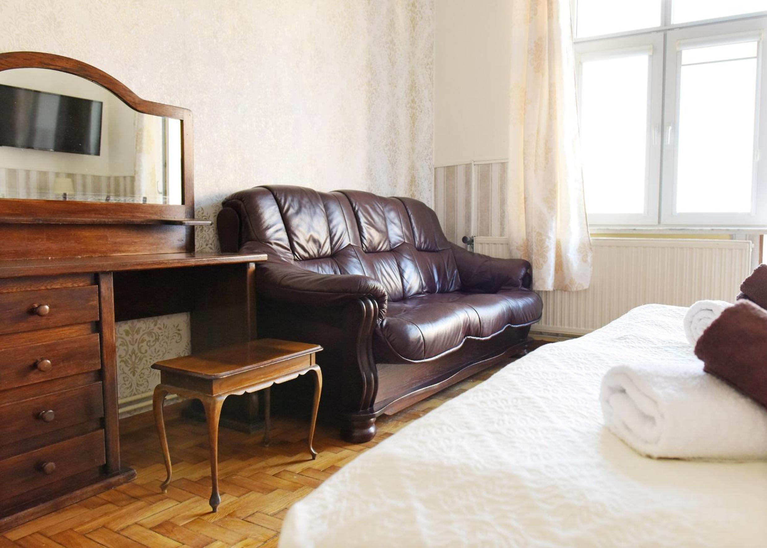 Apartament City, Clock