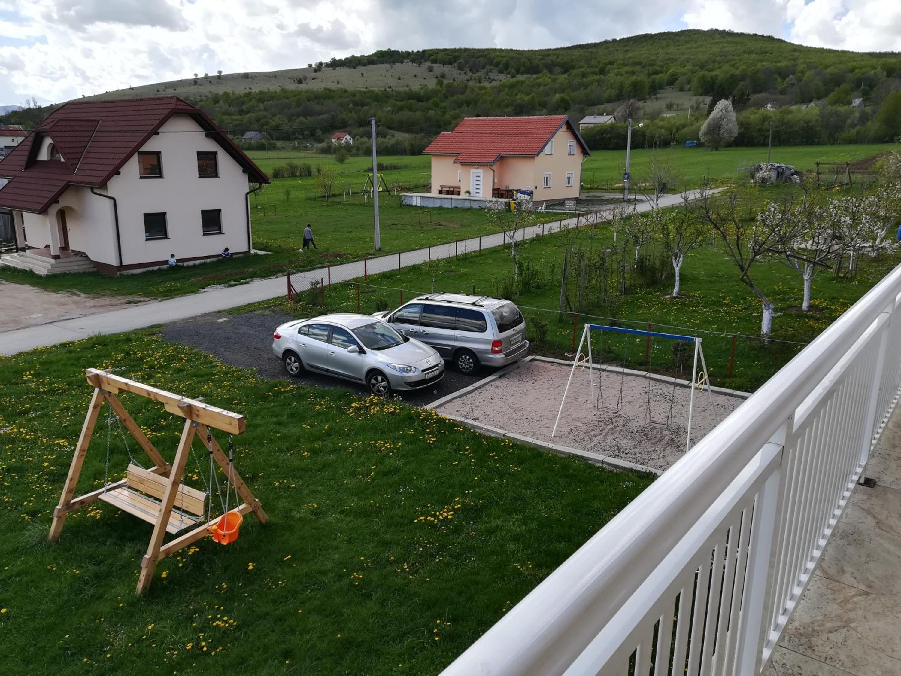 Apartment and Rooms Aračić