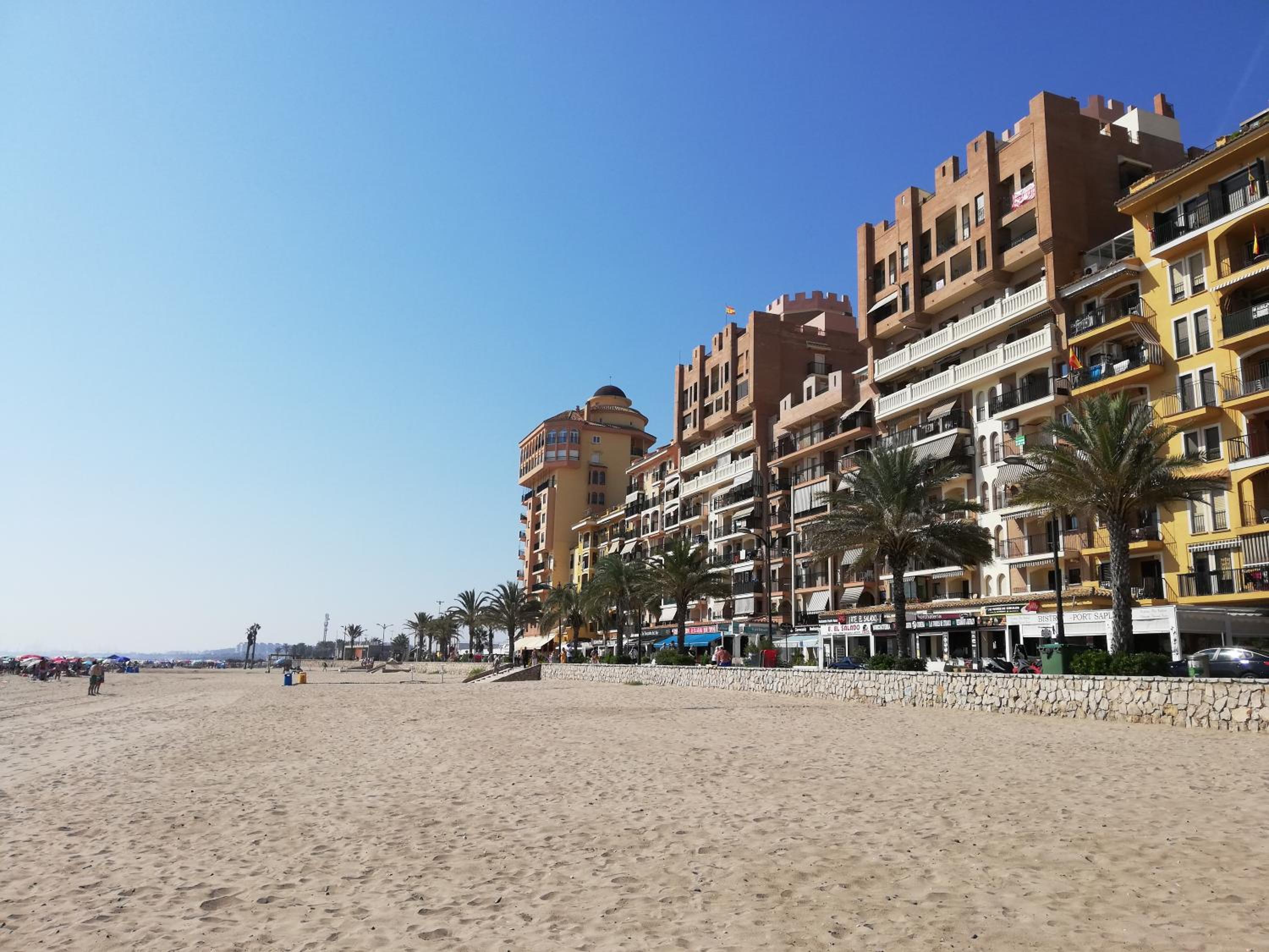 IDEALLY located on BEACH photo 3