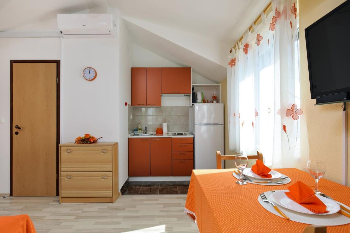 Orange studio Eni en Hvar