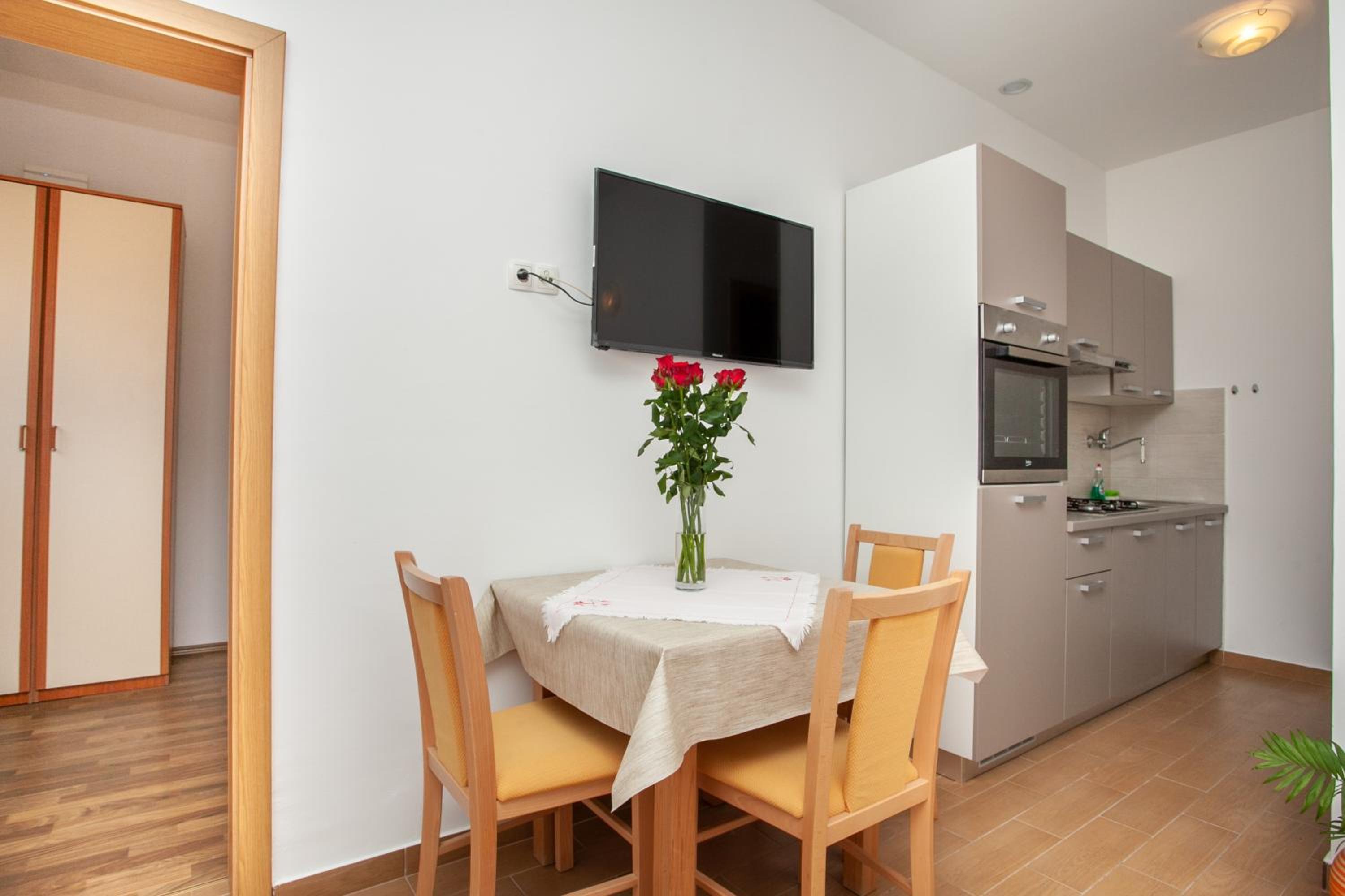 AP PUNTA next to sandy beach, apartment with garden view 2