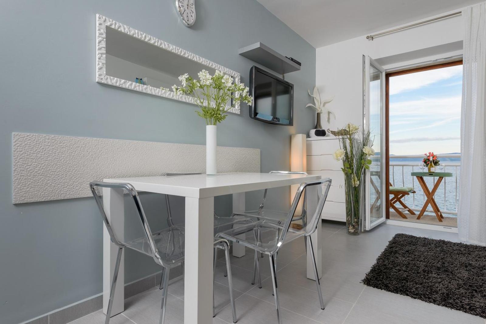 TOP LOCATION! BEACH & CENTER APT 4