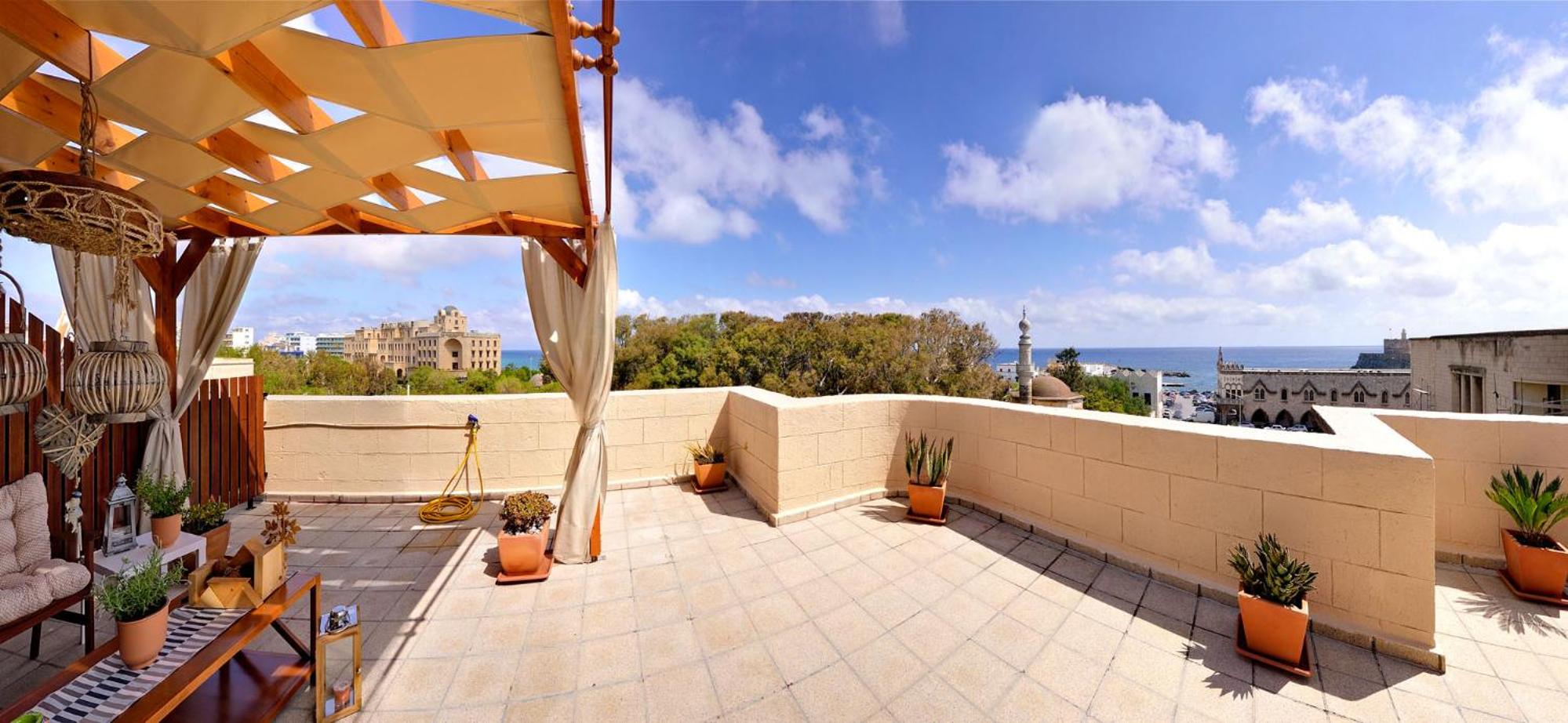 CENTER Penthouse - MEDIEVAL Town 10'- BEACH 2'