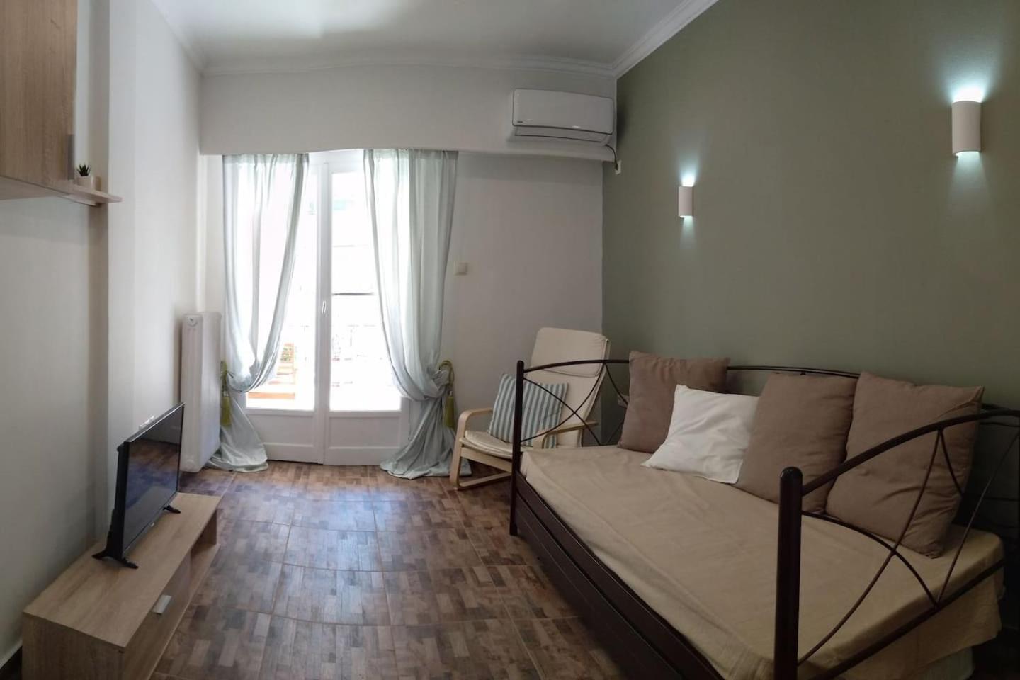 Athena's Home, Sunny Balcony 100m from Metro!