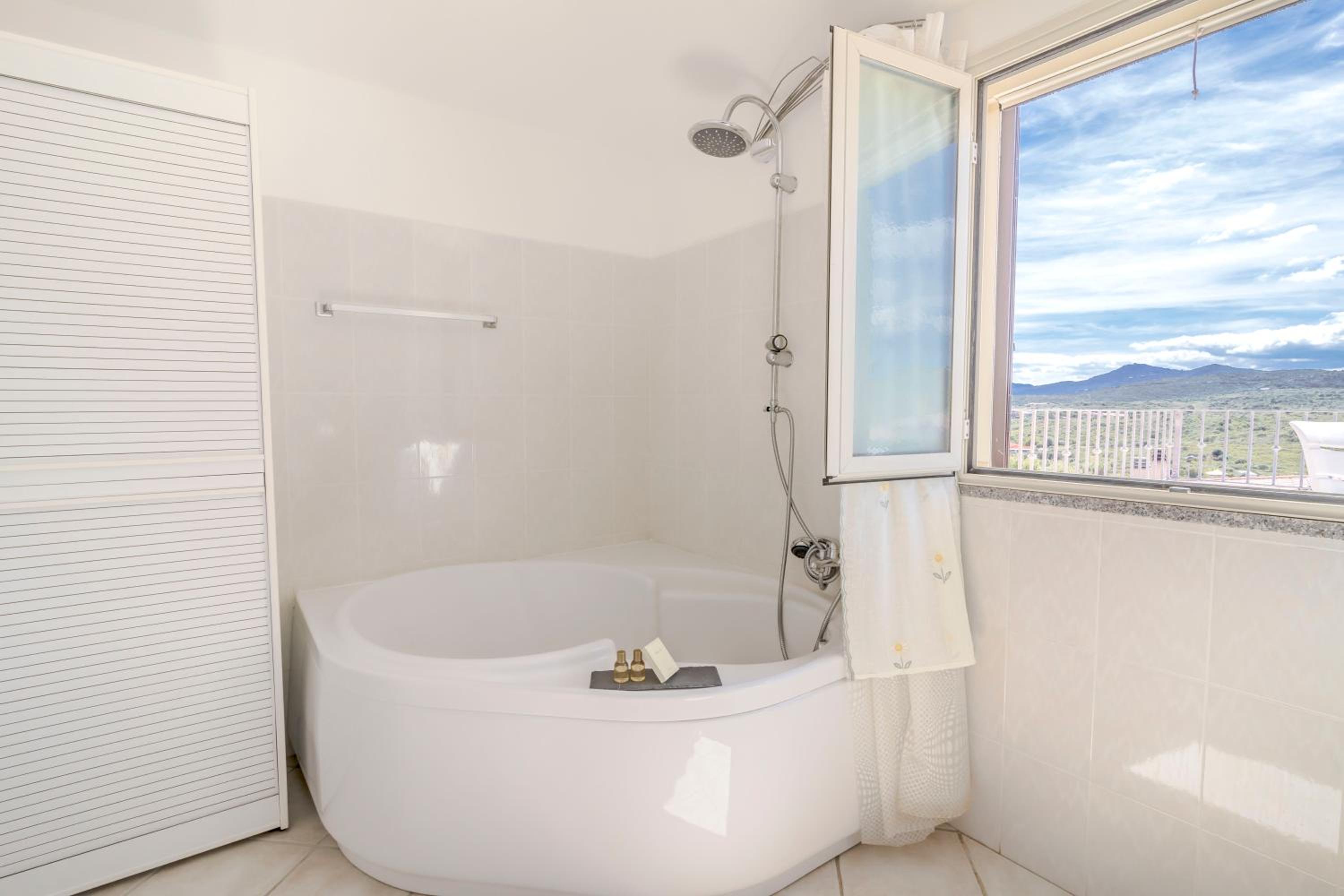 Homey Experience - Country Inn Apartments Garden & Seaview view 4