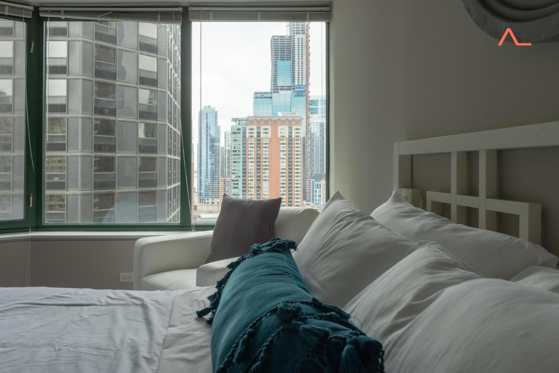 ENVITAE 3BR Downtown Luxurious Suite Views & Pool view 5