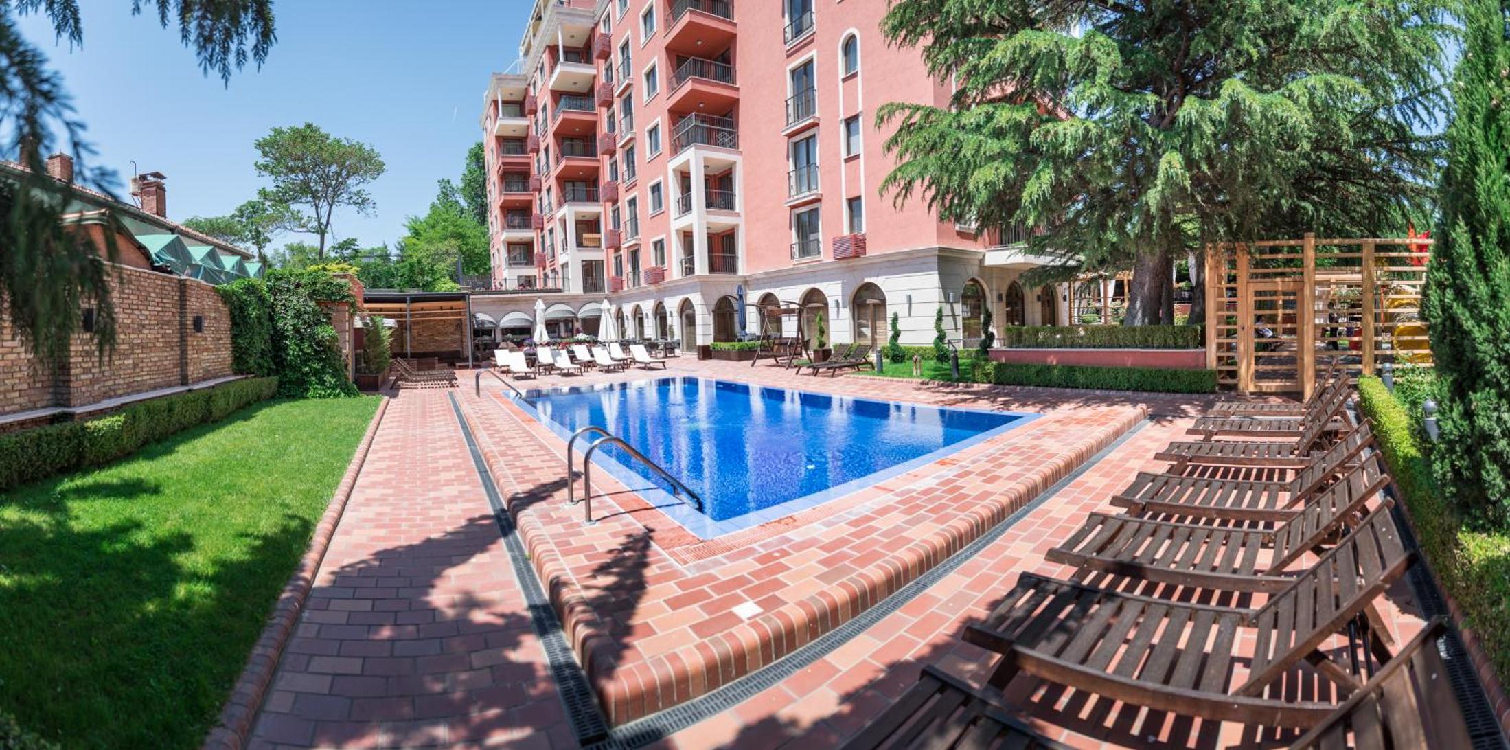 Superb 2-BDR Luxury Apartment with POOL in Villa Mare