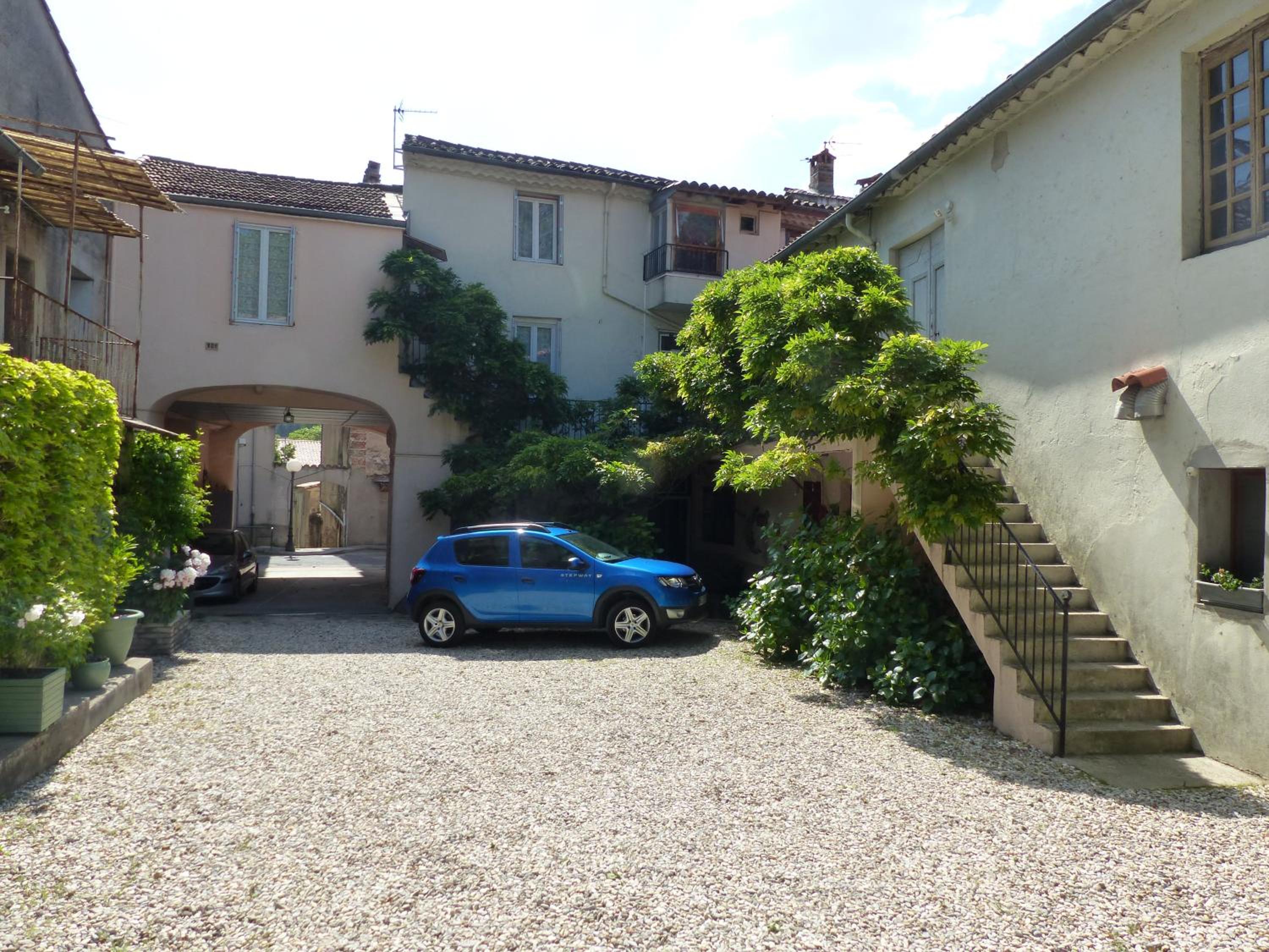 Les Glycines view 3
