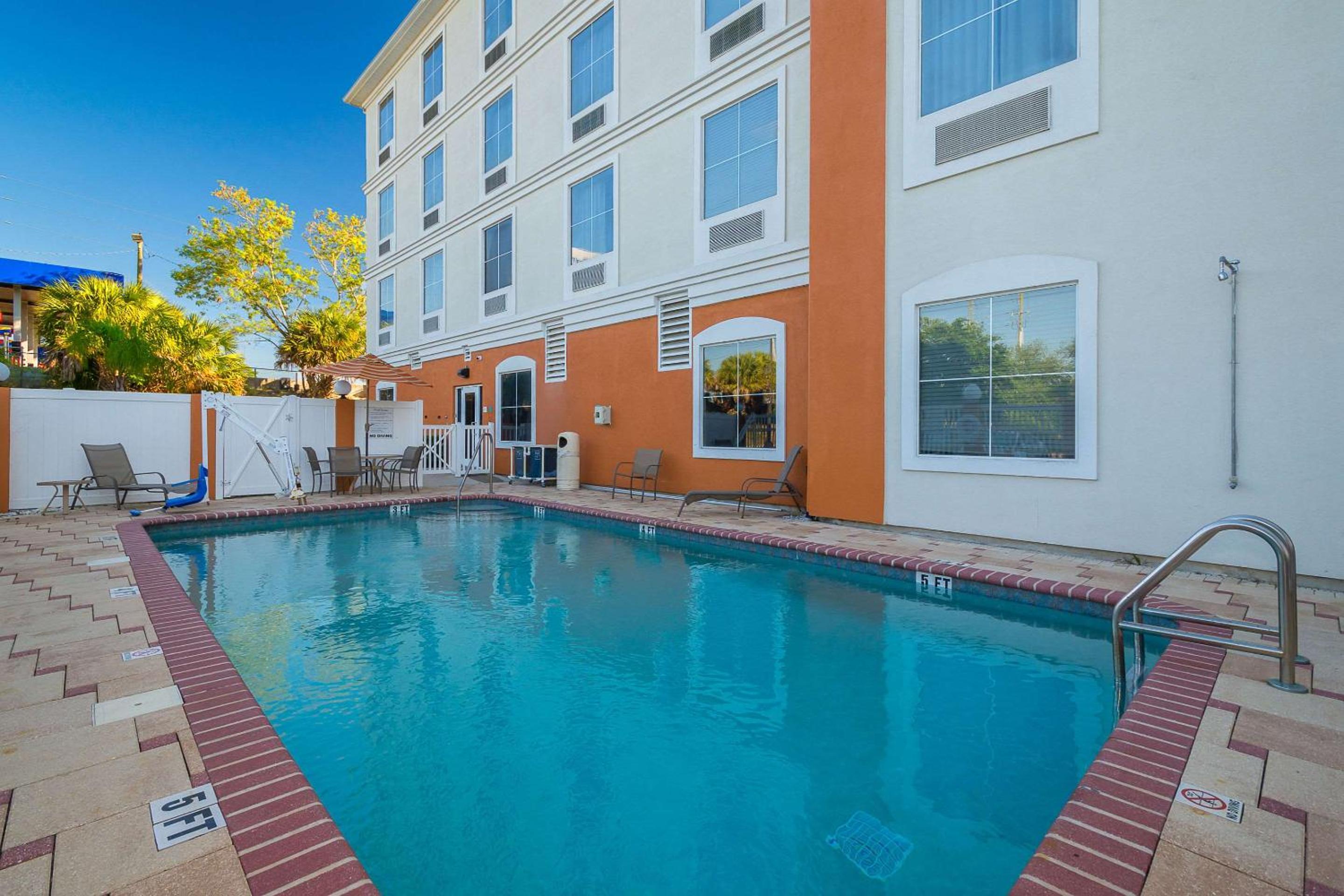 Comfort Inn & Suites Maingate South - Image 1