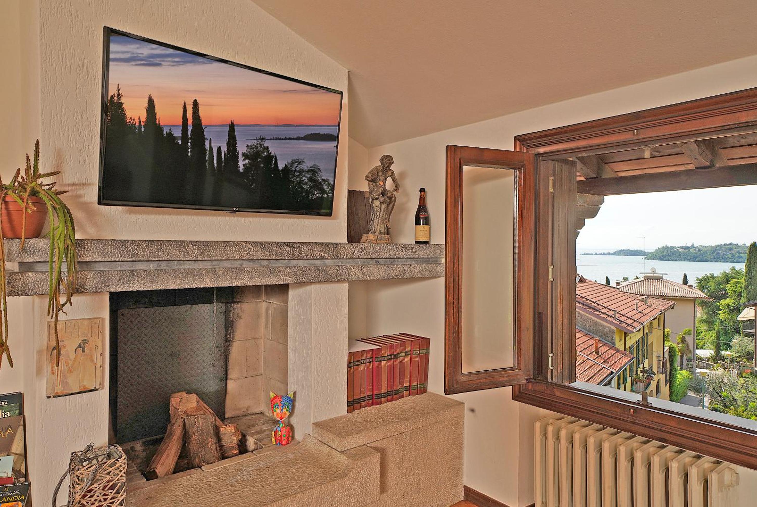 VALLE FIORITA 42 - Lake view apartment