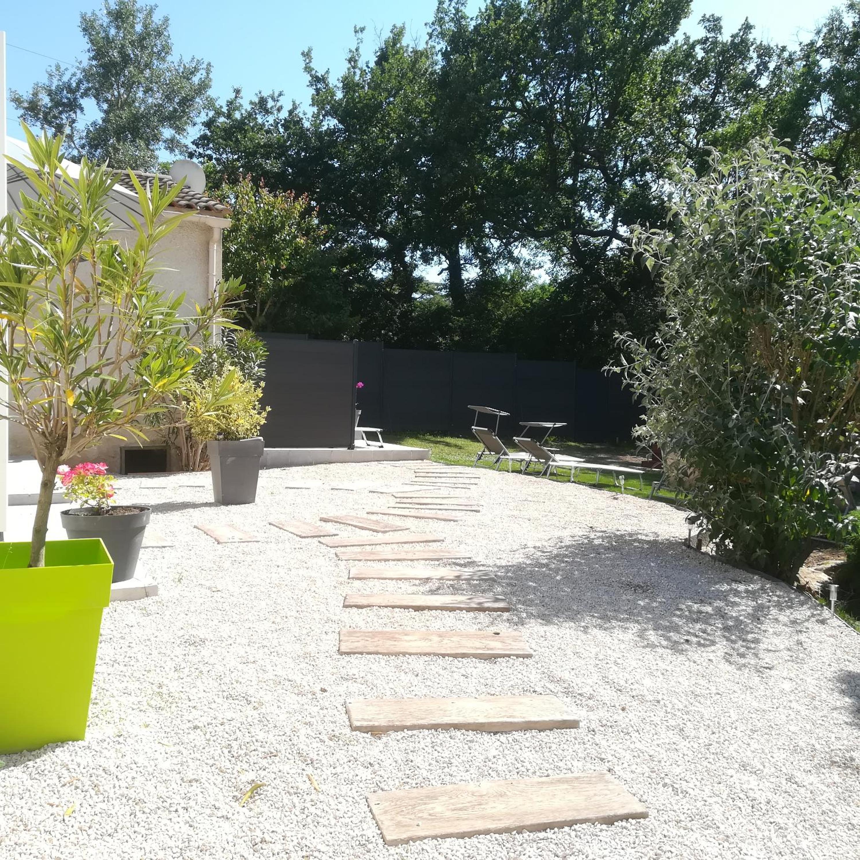 appartements dans villa privée avec piscine, jardin, parking clos, wifi, climatisation