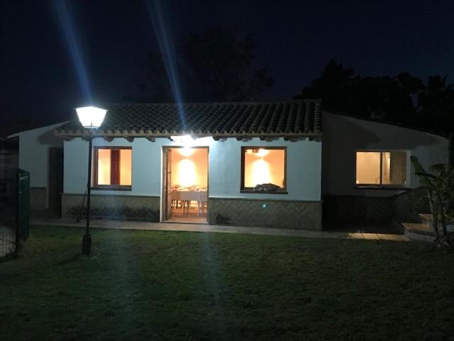Casa independiente con piscina y pista deportiva privadas photo 3