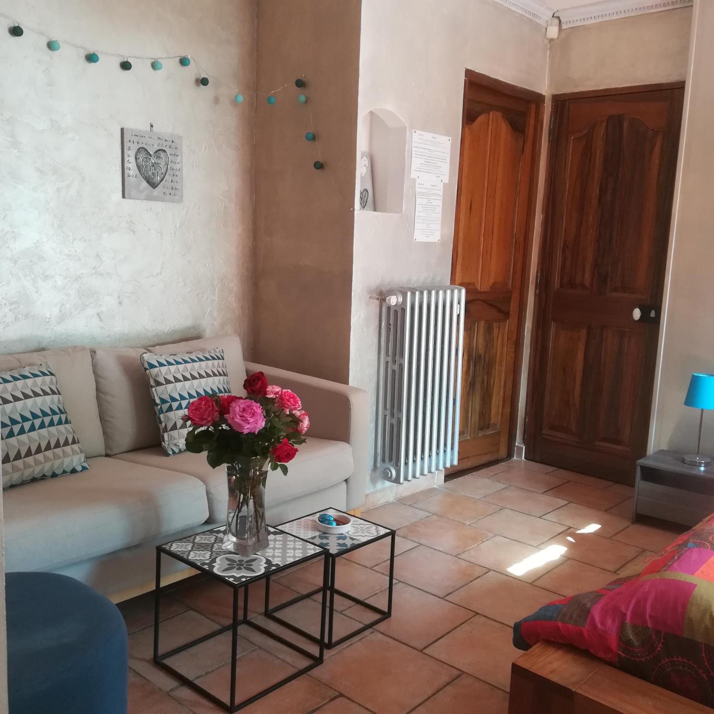 appartements dans villa privée avec piscine, jardin, parking clos, wifi, climatisation