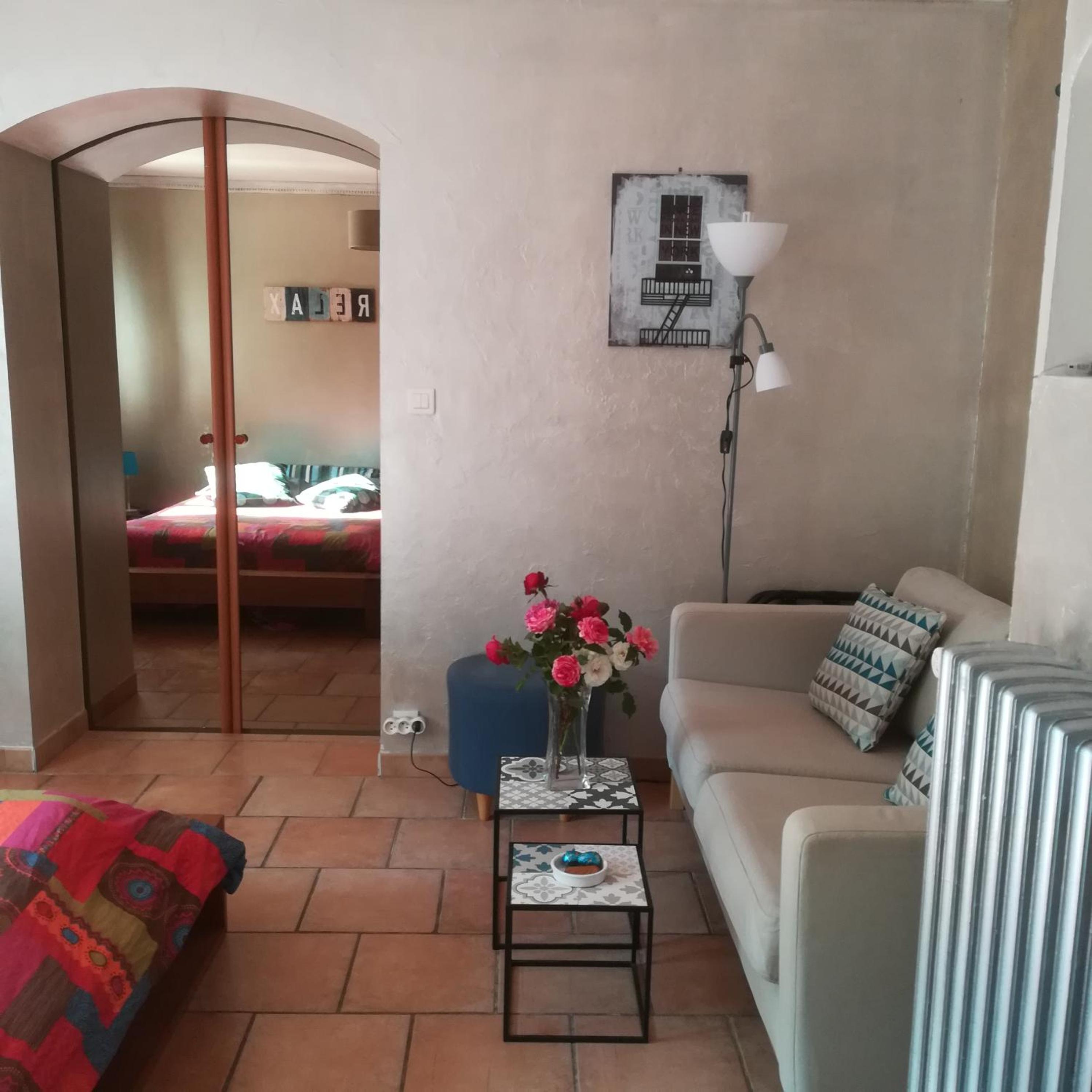 appartements dans villa privée avec piscine, jardin, parking clos, wifi, climatisation