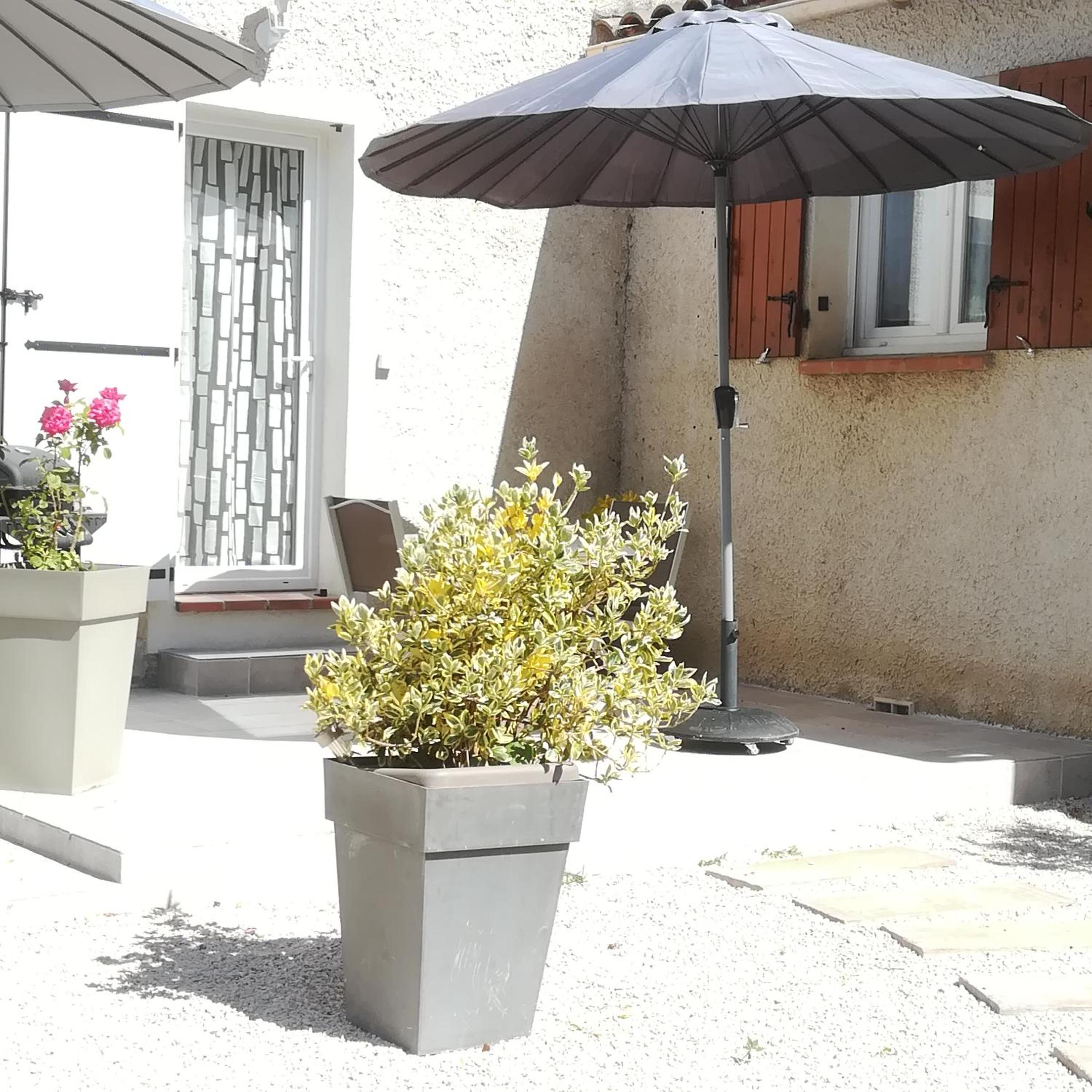 appartements dans villa privée avec piscine, jardin, parking clos, wifi, climatisation