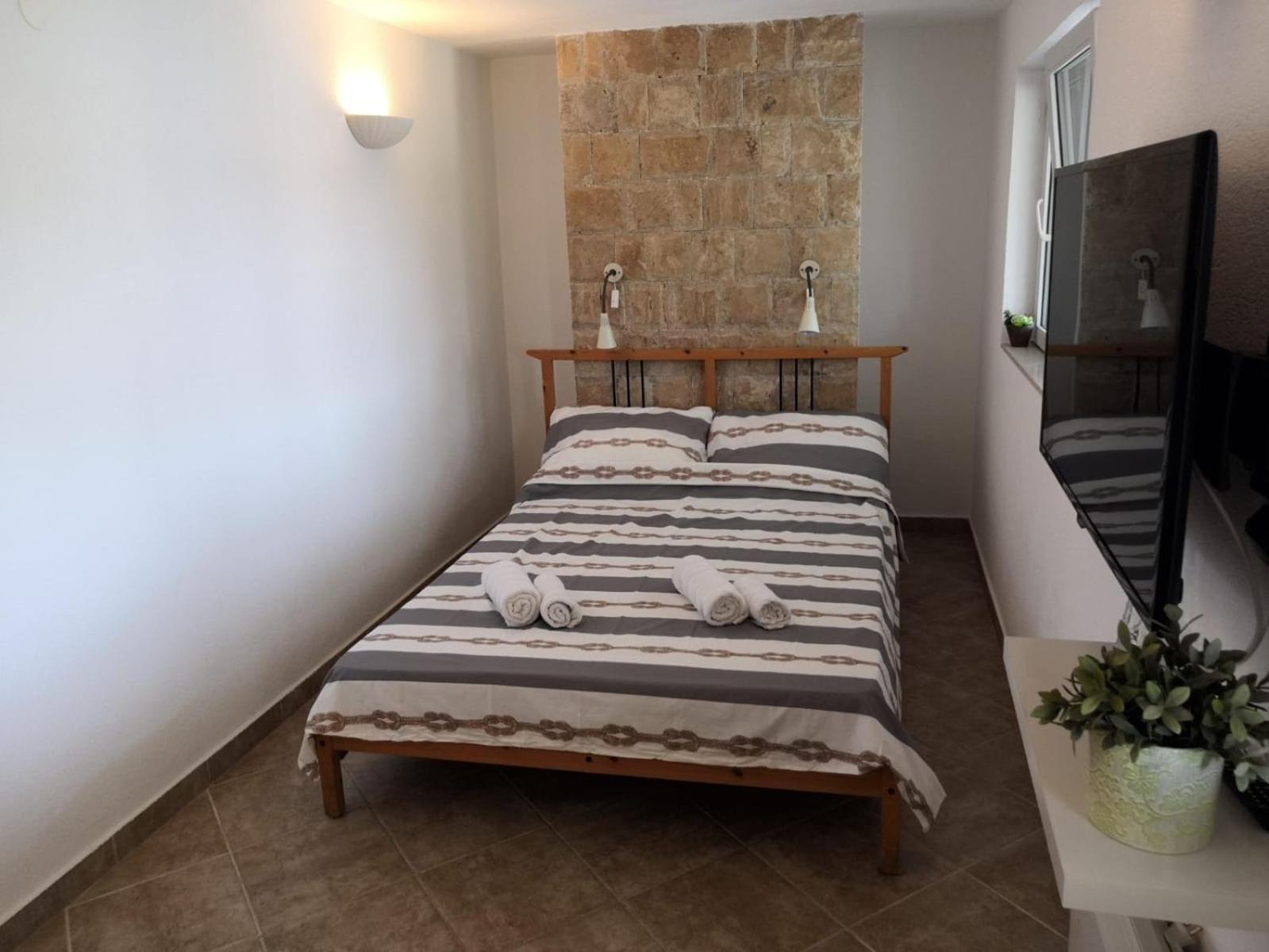A & A Luxury Guest House