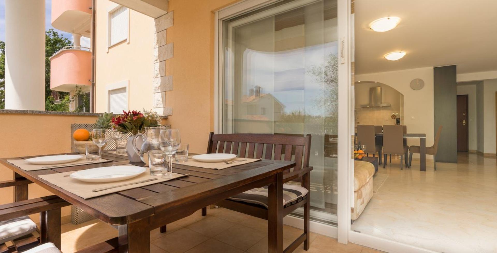 Spacious apartment with the garden, near the sandy beach