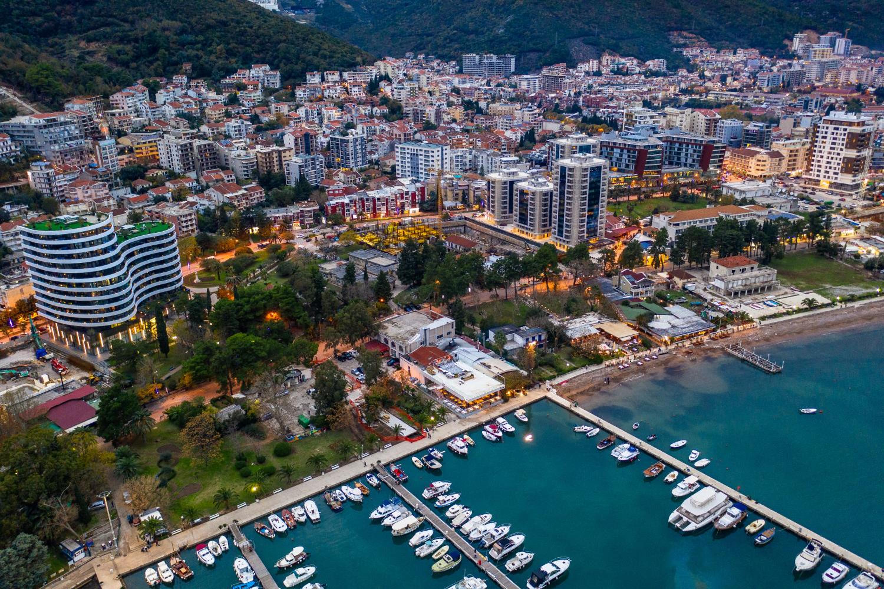Luxury Montesun Apartments view 2