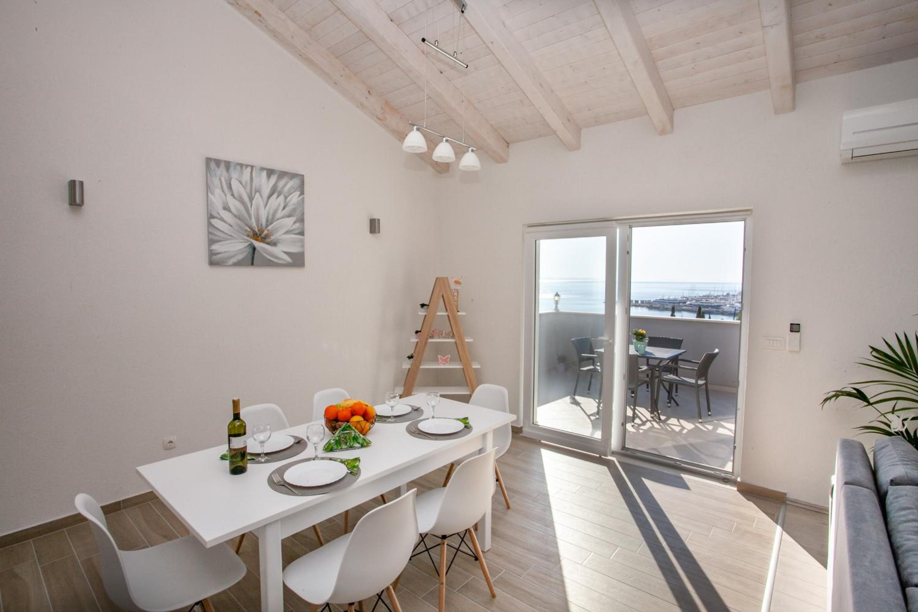 Luxury Sea View Apartment view 4