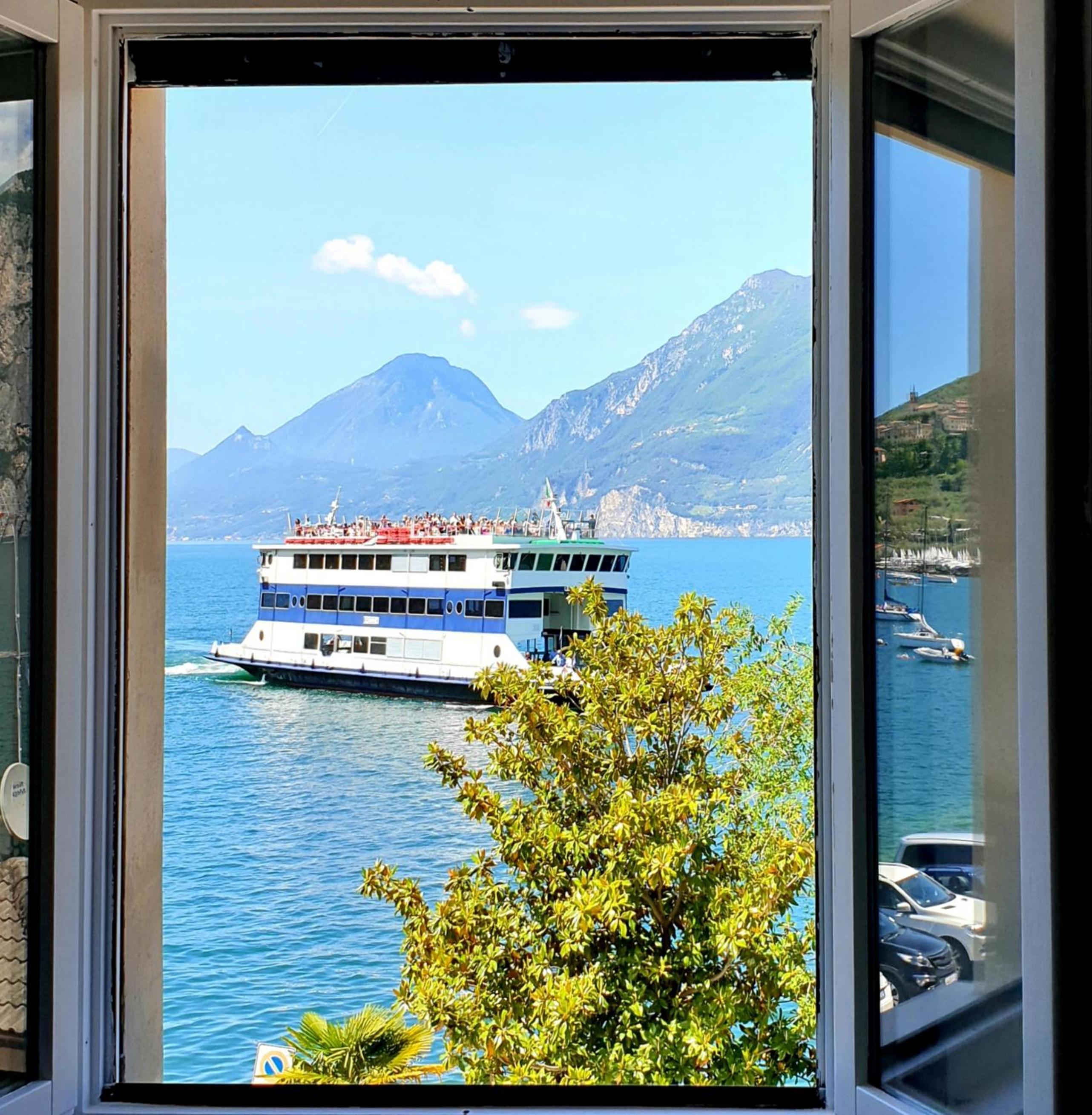 Assenza Lake Front Sweet Apartment