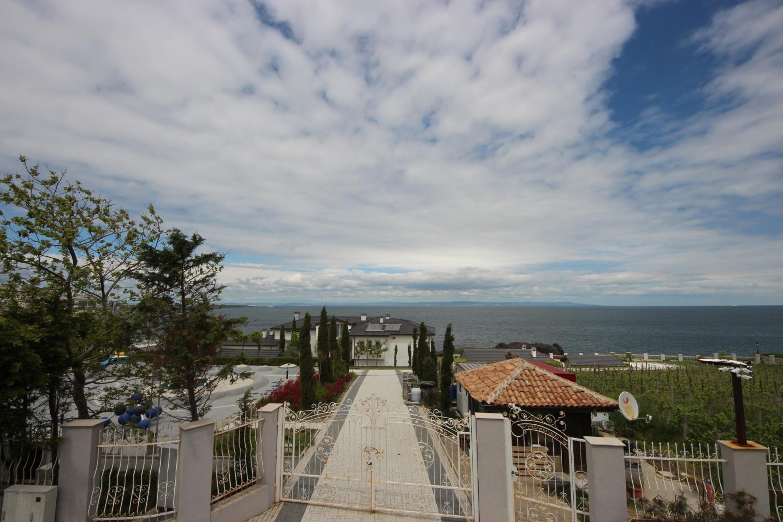 Menada Green Hills Apartments