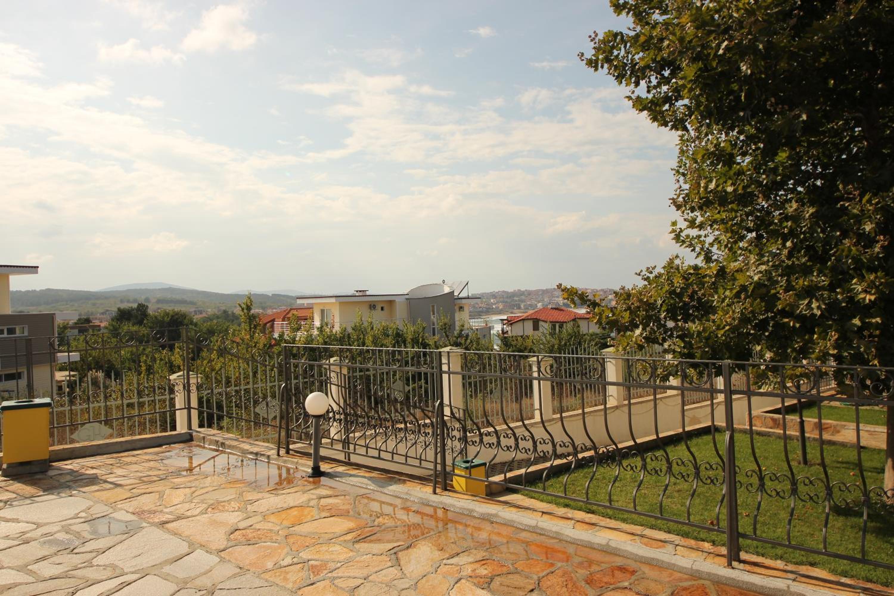 Menada Green Hills Apartments