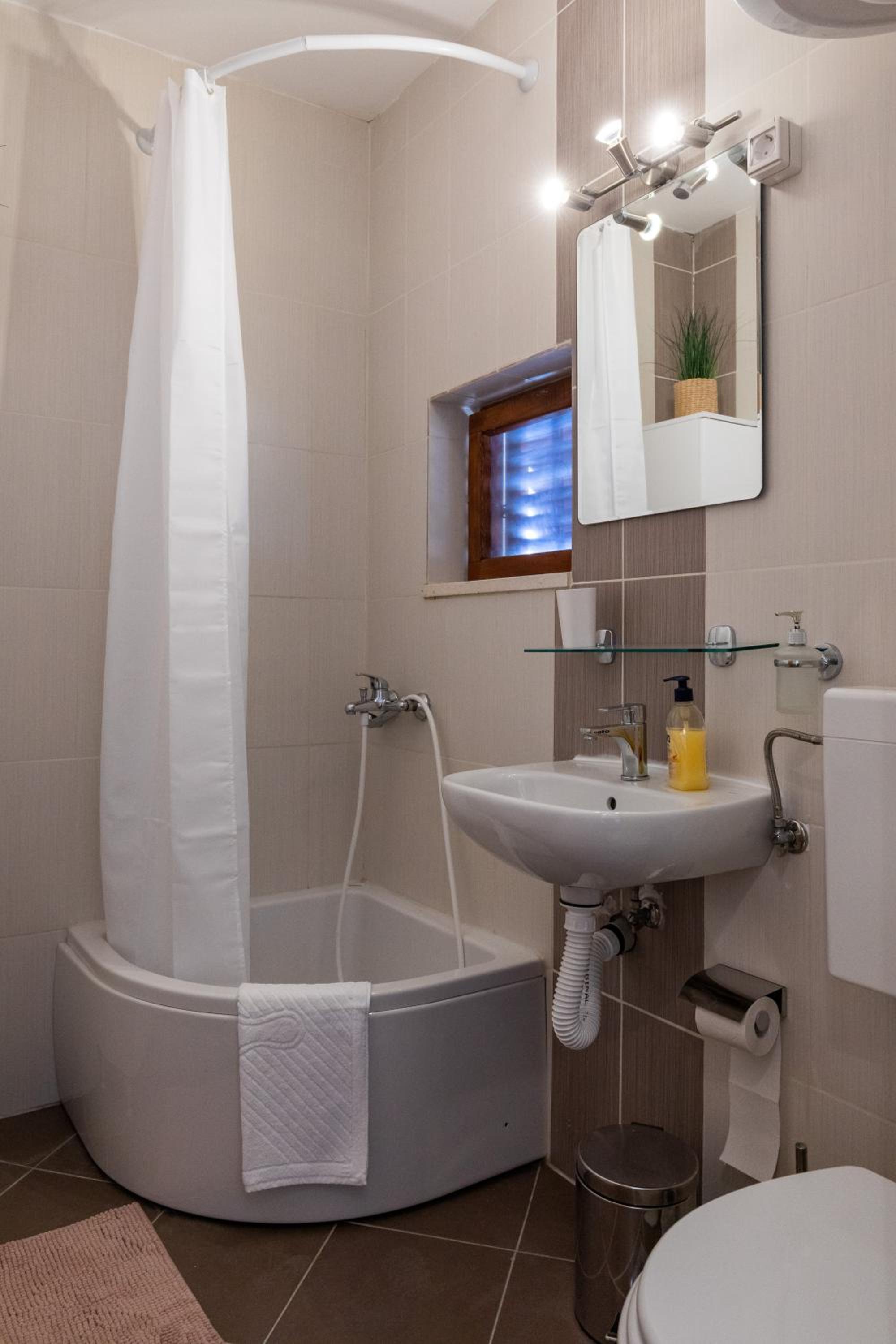 Apartments Lovorna