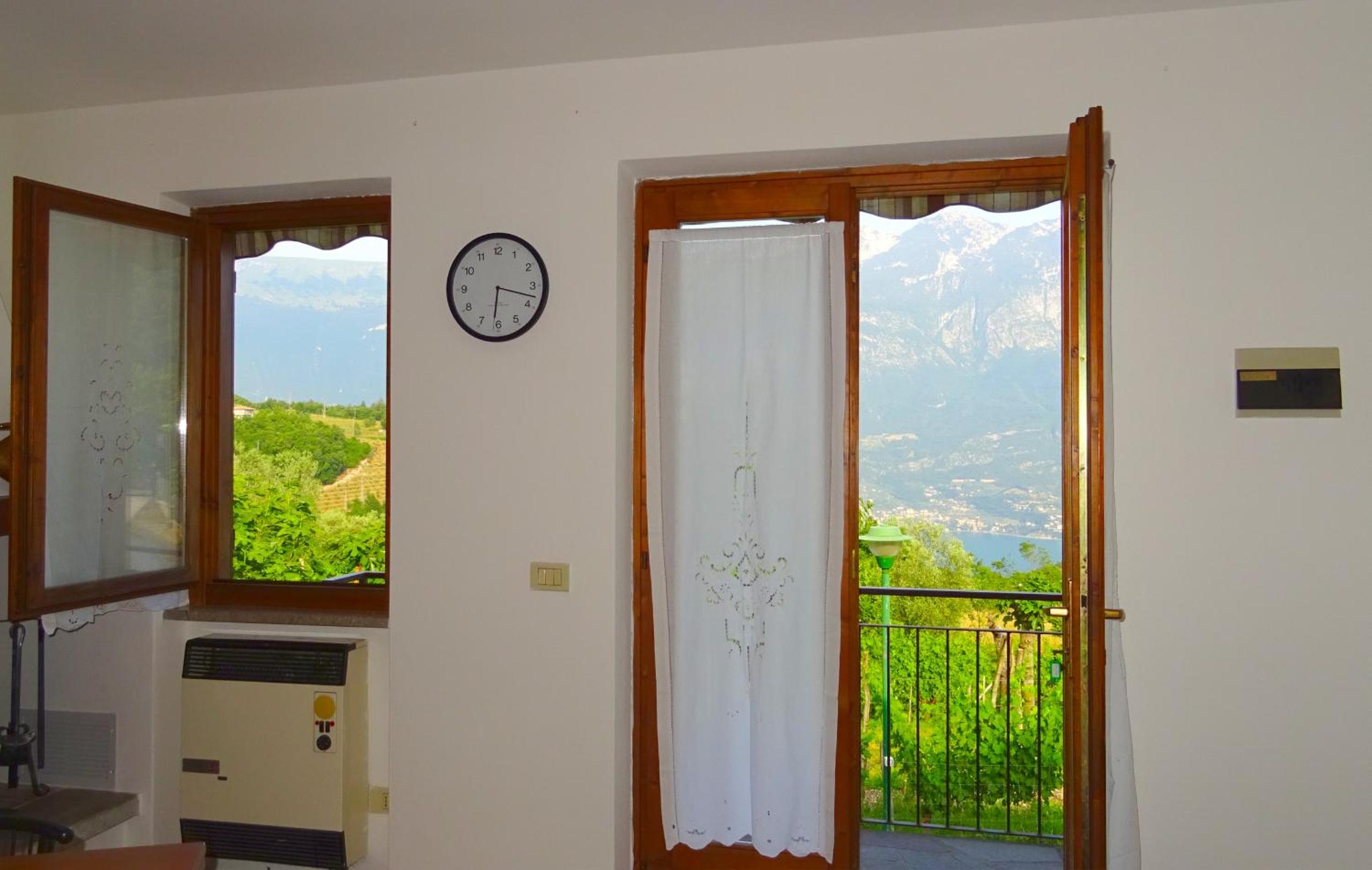 Casa Elisa Balcony by Gardadomusmea photo 3