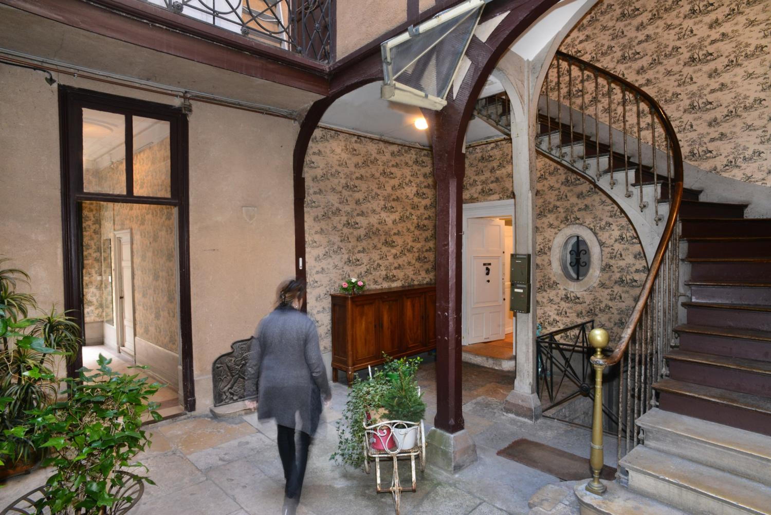 Benigne Malyon view 5
