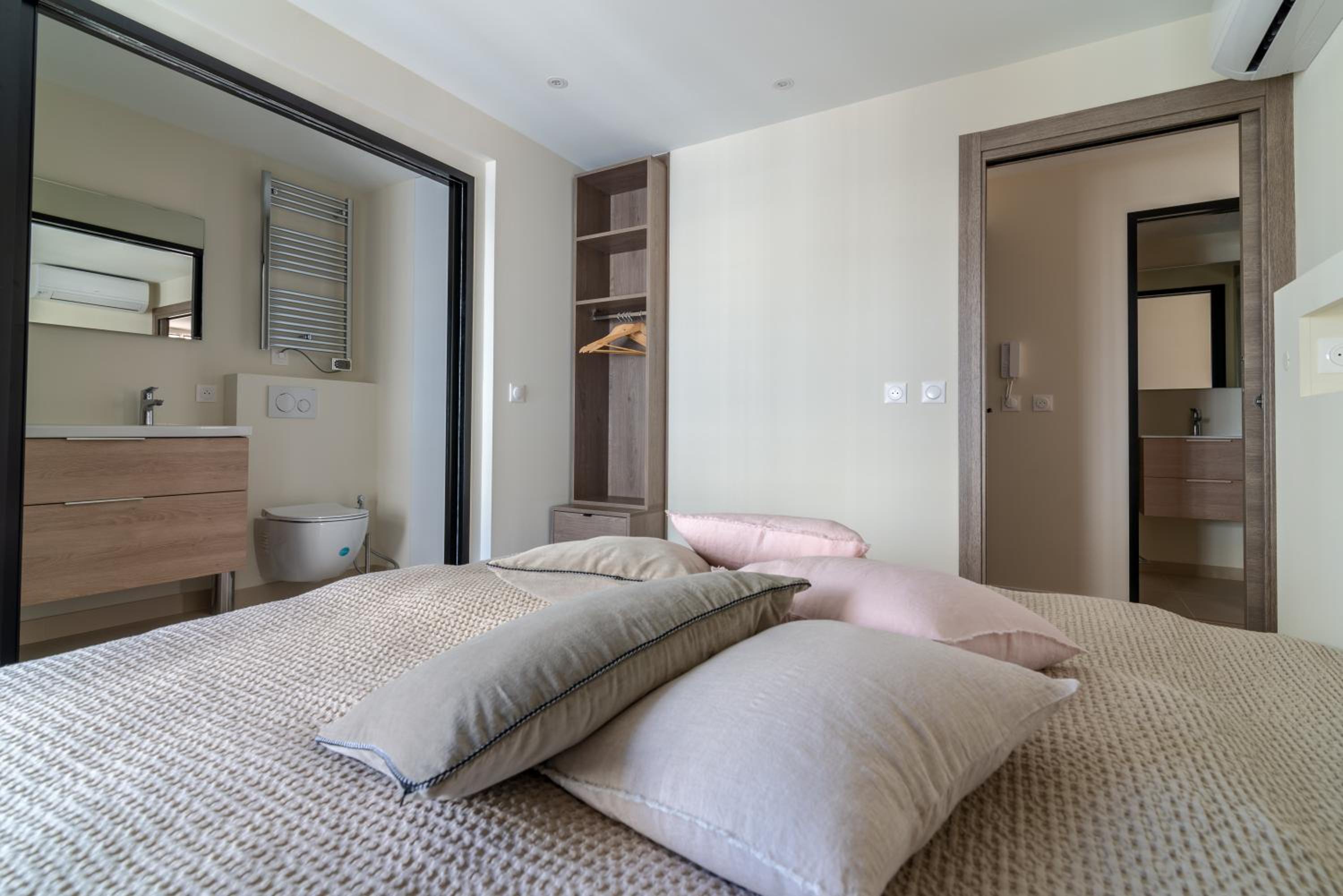 Scandinavian Urban 3 - 2BR apartment in Cannes center - close to the beach and Palais view 5