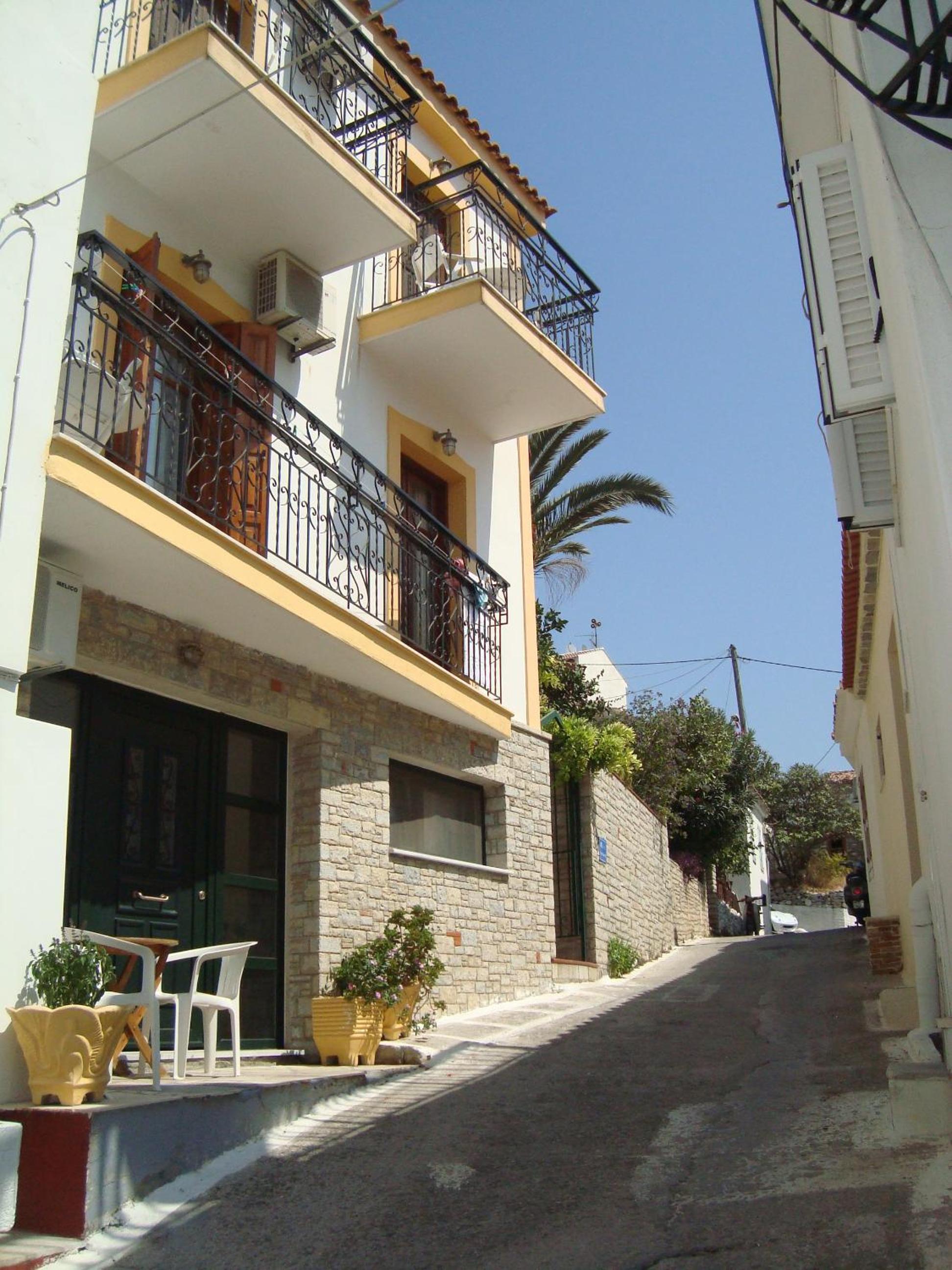 Green Hill Studios & Apartments